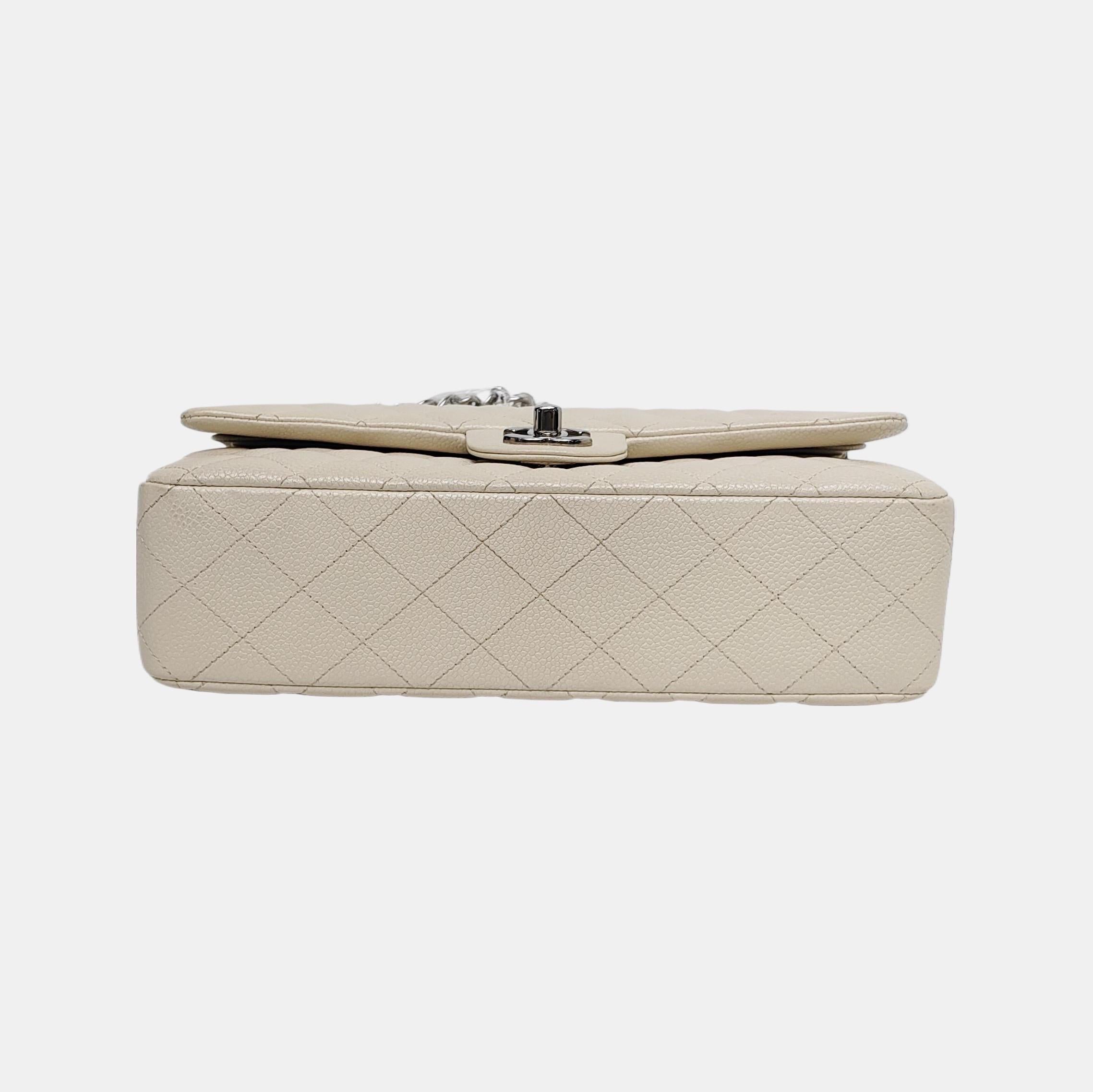 Chanel Classic Flap Medium Blanc Caviar Leather Silver Hardware Pour femmes en vente
