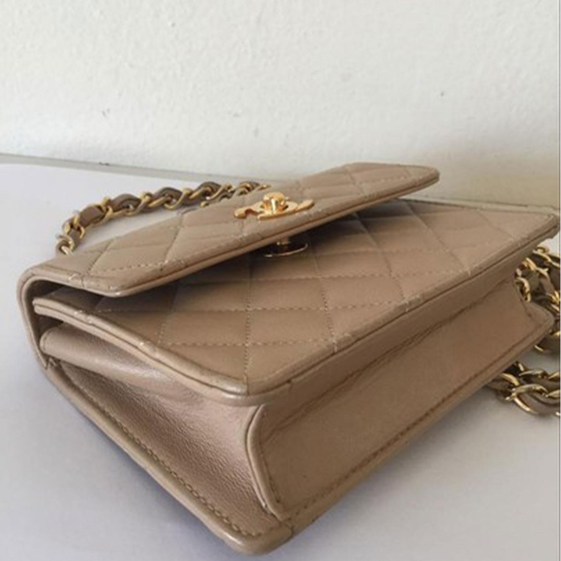 Chanel Mini Classic Flap Micro  Beige Lammfell Leder Cross Body Bag im Zustand „Gut“ im Angebot in Miami, FL