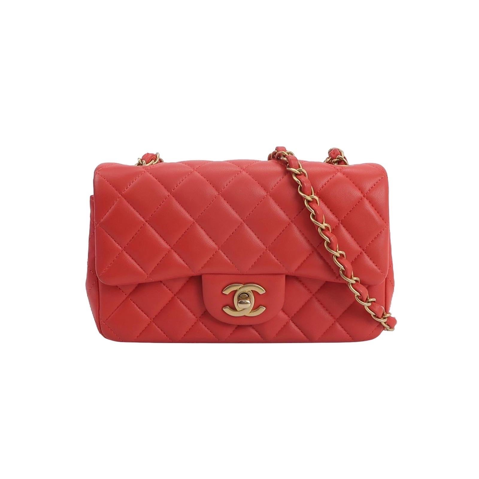 Chanel Classic Flap Mini 2019 Cuir d
agneau rouge Ferrures dorées en vente