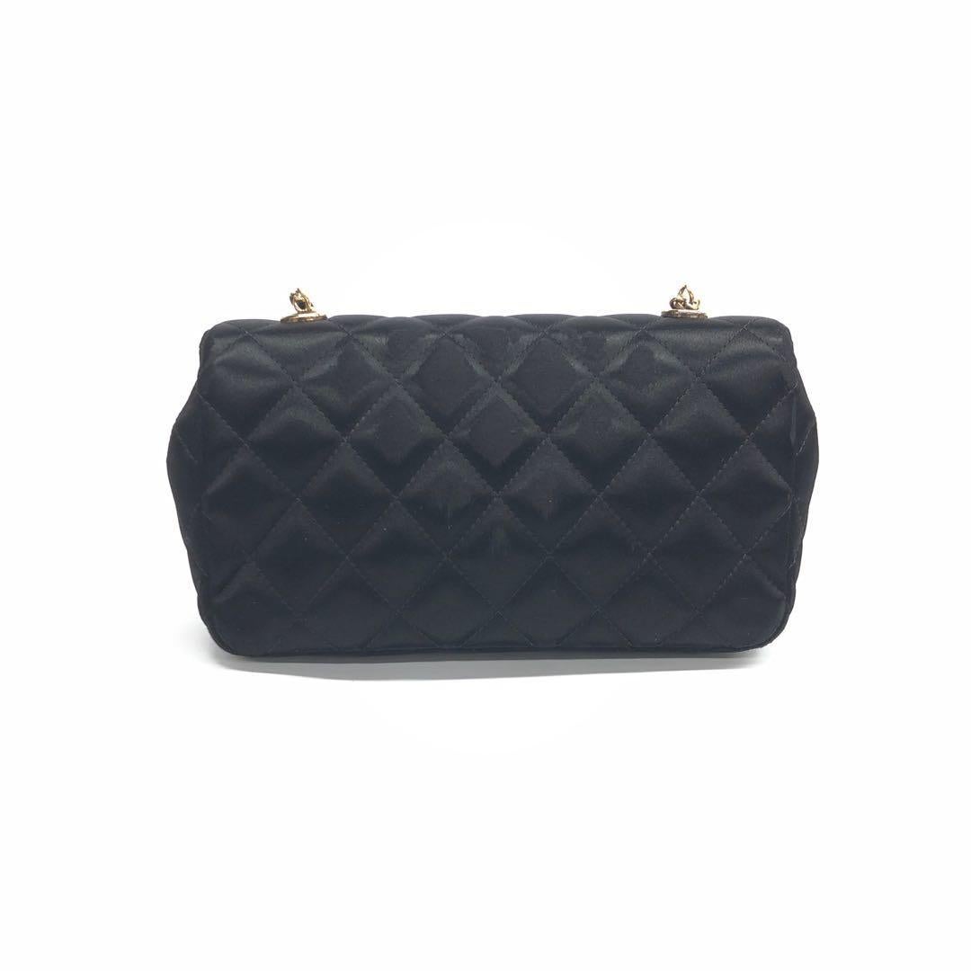 Die Chanel Classic Flap Mini Crossbody Bag ist aus luxuriösem Seidensatin gefertigt und mit goldfarbenen Beschlägen verziert. Sie ist das perfekte Abendaccessoire und versprüht Eleganz und Charme mit ihrem schlanken, kompakten Design.

ZUSTAND: