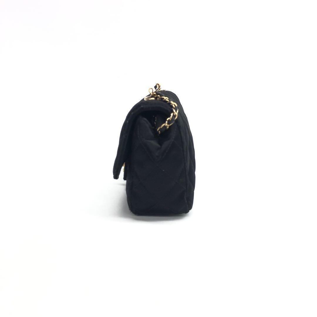 Chanel Classic Flap Mini Schwarz Seide Satin Gold Hardware 2015-2016 im Zustand „Gut“ im Angebot in AUBERVILLIERS, FR
