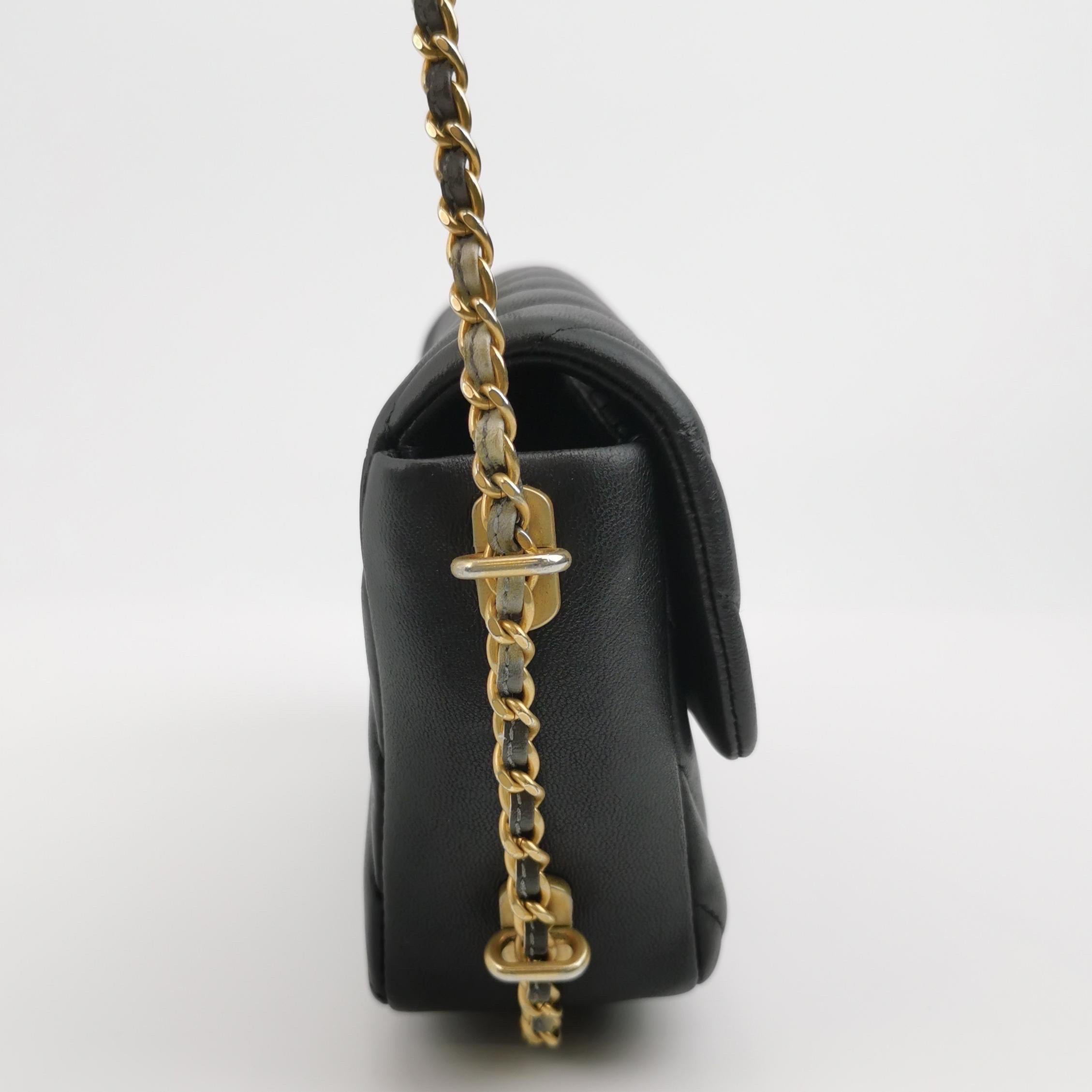 Chanel Classic Flap Mini Chevron Schwarz Gestepptes Lammfell Leder Chain Around im Zustand „Gut“ im Angebot in AUBERVILLIERS, FR