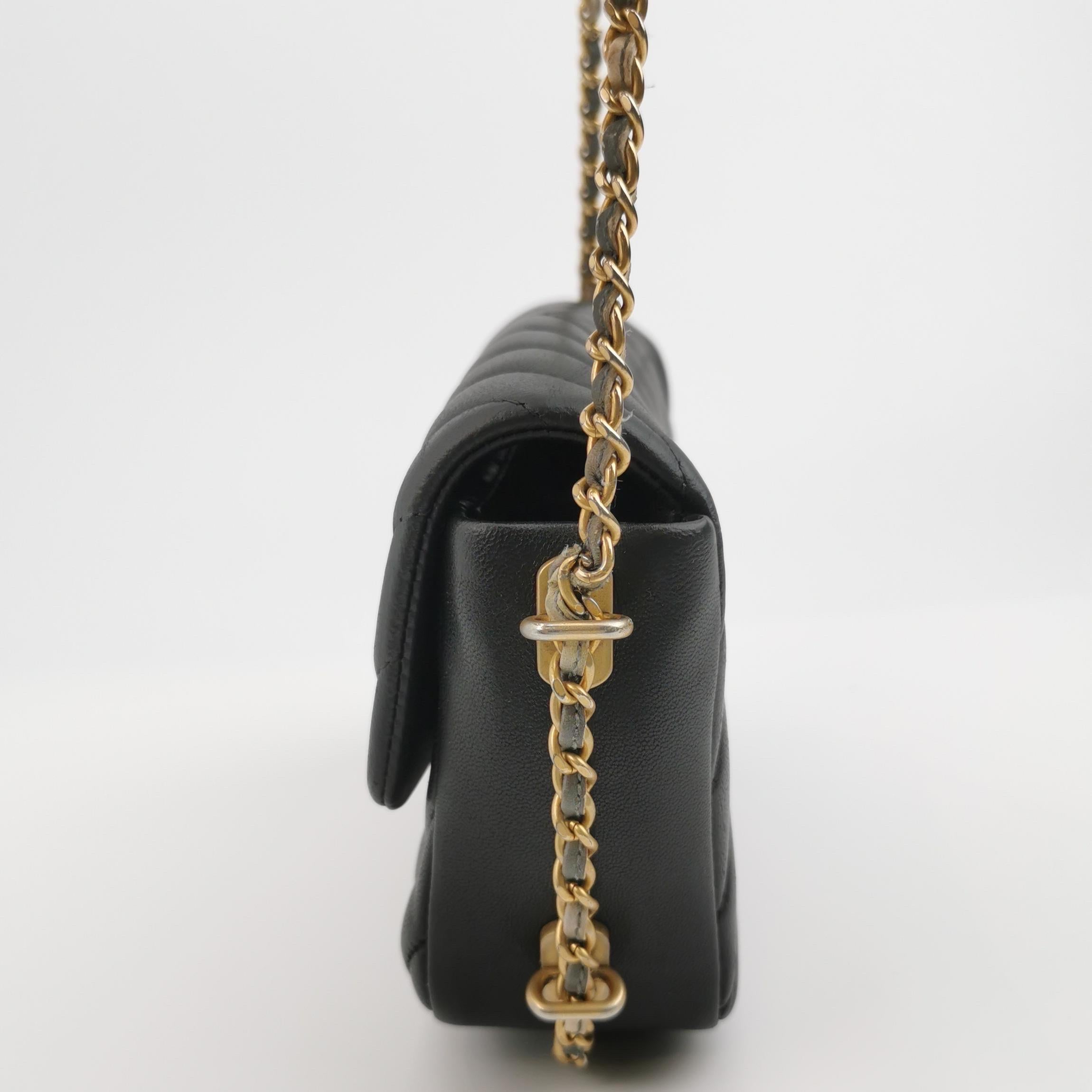 Chanel Classic Flap Mini Chevron Schwarz Gestepptes Lammfell Leder Chain Around Damen im Angebot