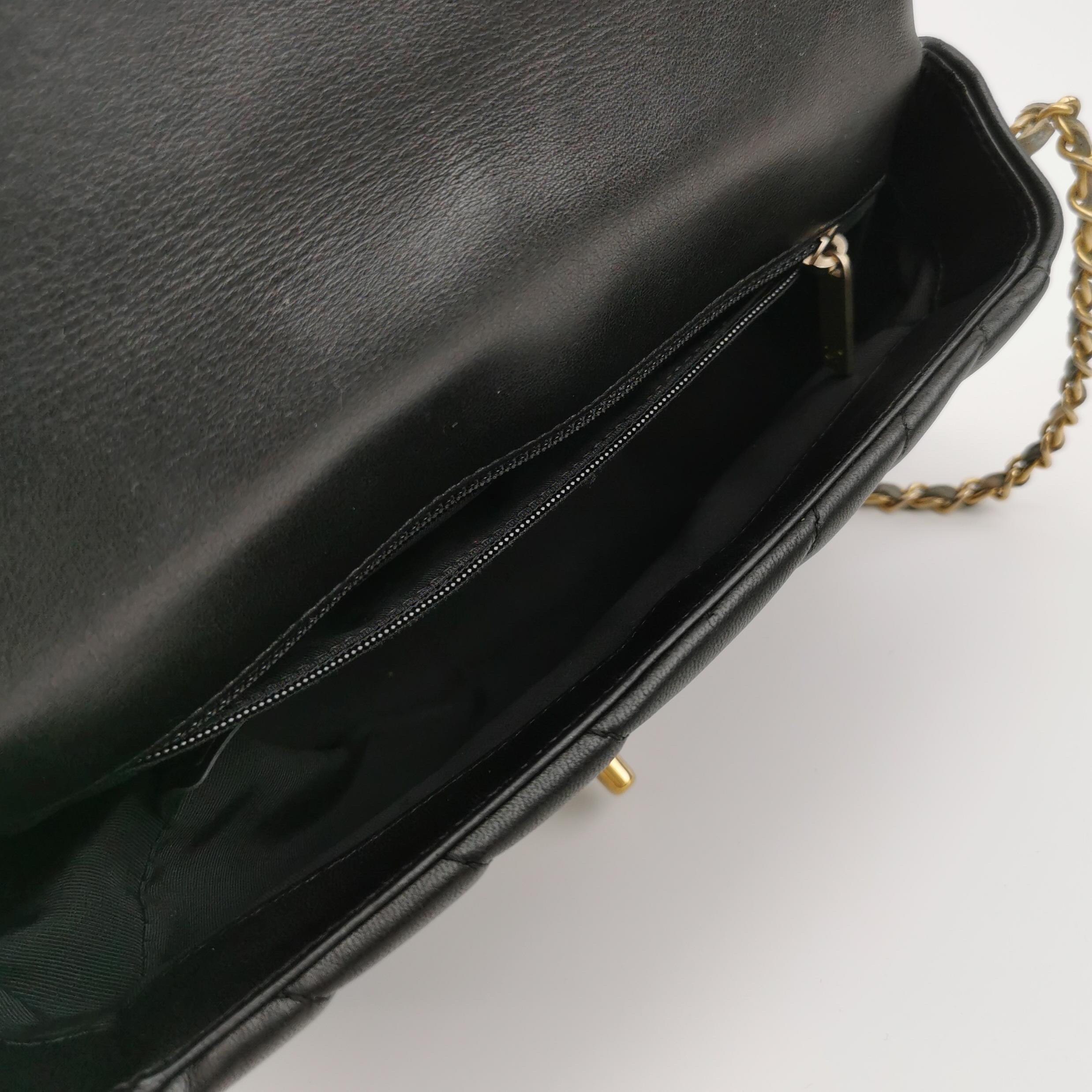 Chanel Classic Flap Mini Chevron Schwarz Gestepptes Lammfell Leder Chain Around im Angebot 1