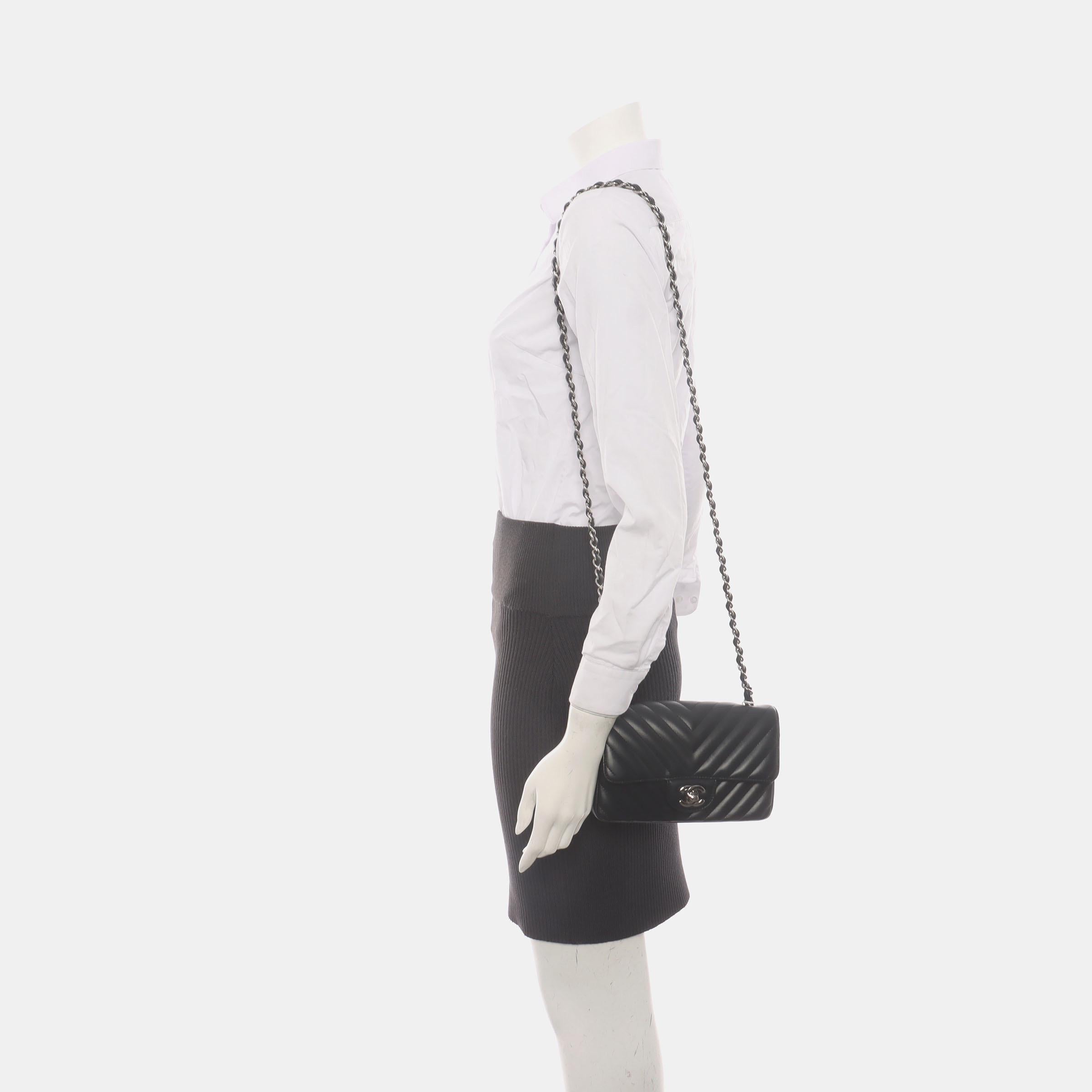 CONDIZIONI: NUOVO

Questo articolo usato e posseduto in precedenza è in ottime condizioni e non presenta quasi nessun segno d'uso.

DETTAGLI:

Flap classico
Pelle di agnello 
Nero
Hardware in tonalità argento
Dimensione: mini
Dimensioni: Larghezza