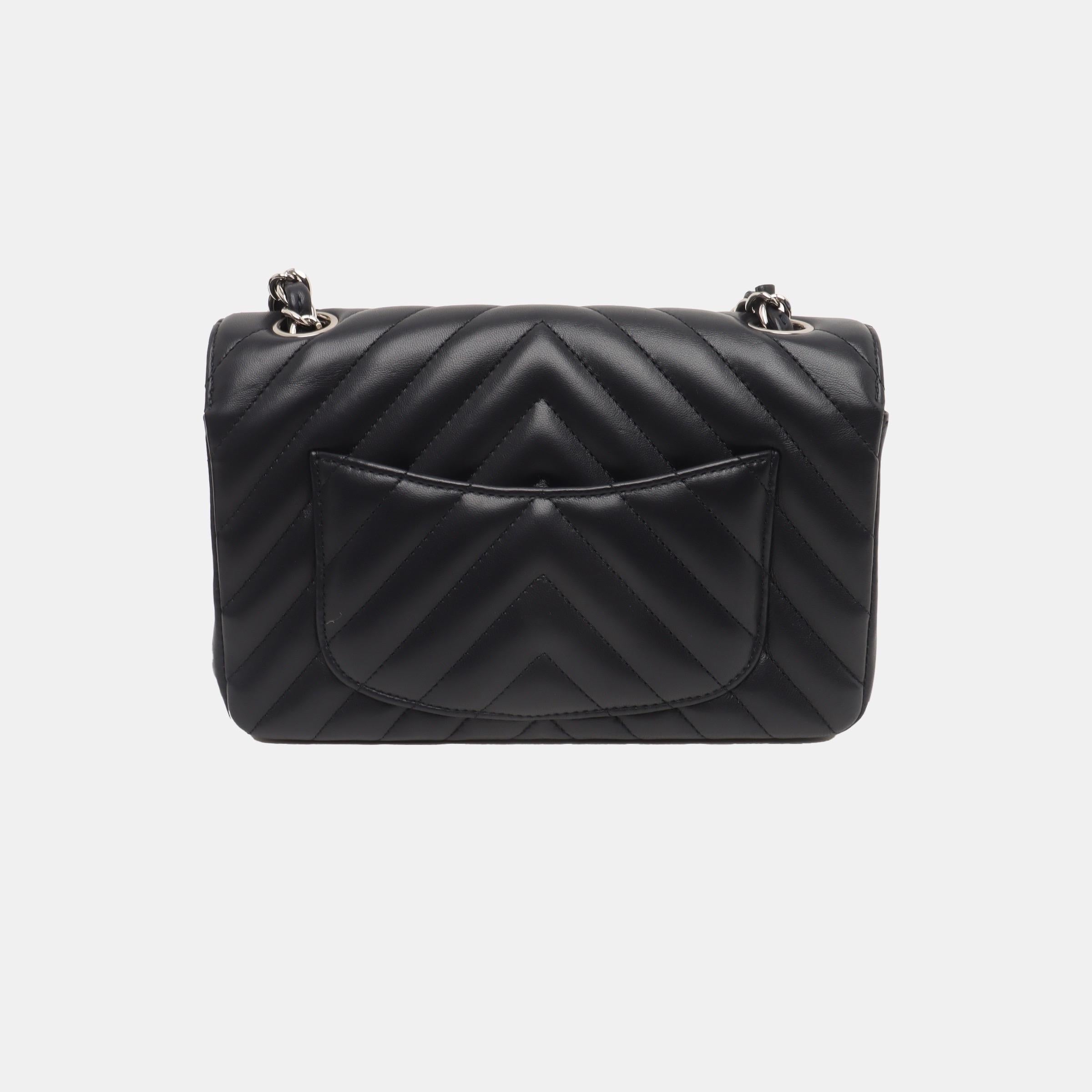 Nero Chanel Classic Flap Mini Chevron Trapuntata Pelle d'Agnello Nera Hardware Argento in vendita