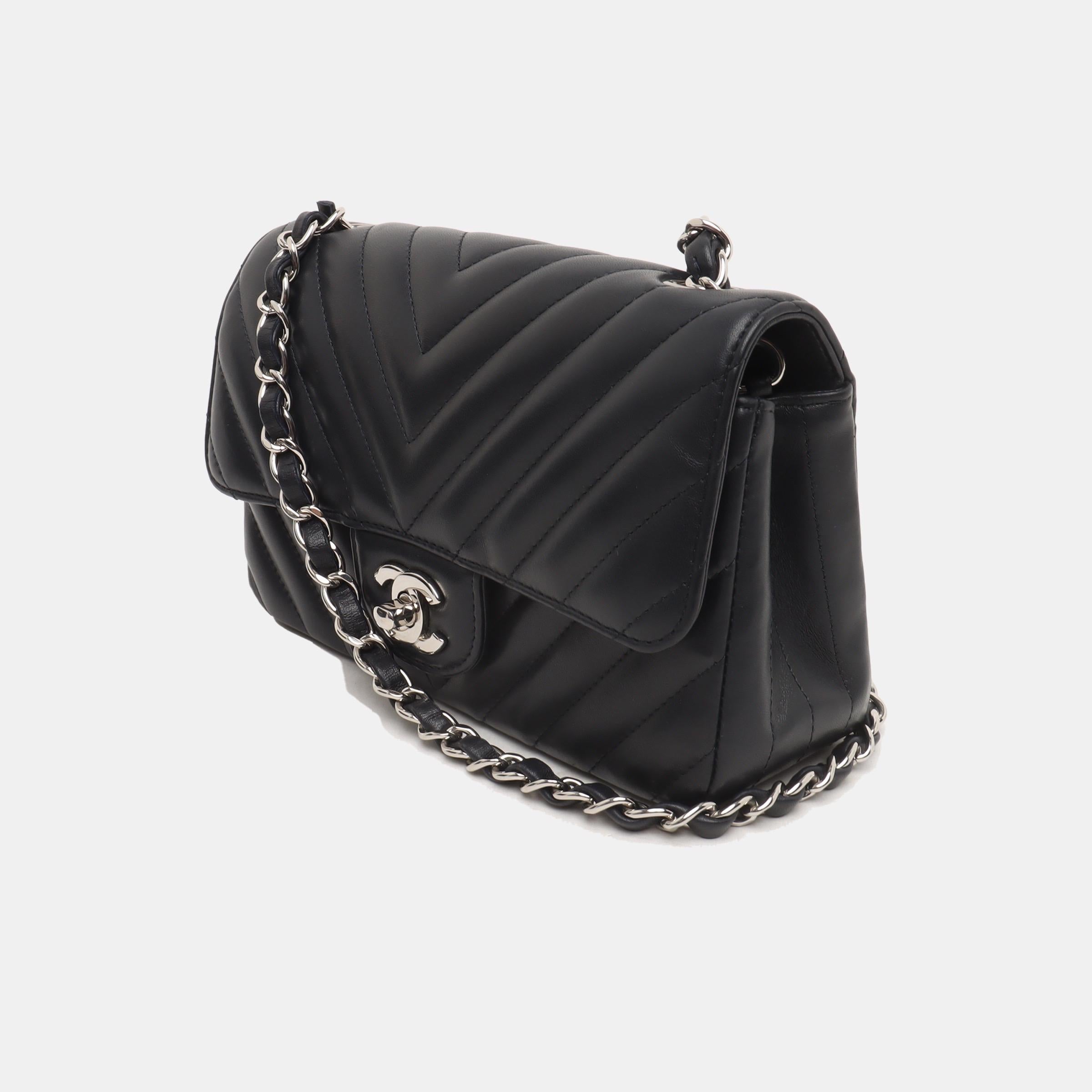 Chanel Classic Flap Mini Chevron Trapuntata Pelle d'Agnello Nera Hardware Argento In condizioni ottime in vendita a AUBERVILLIERS, FR