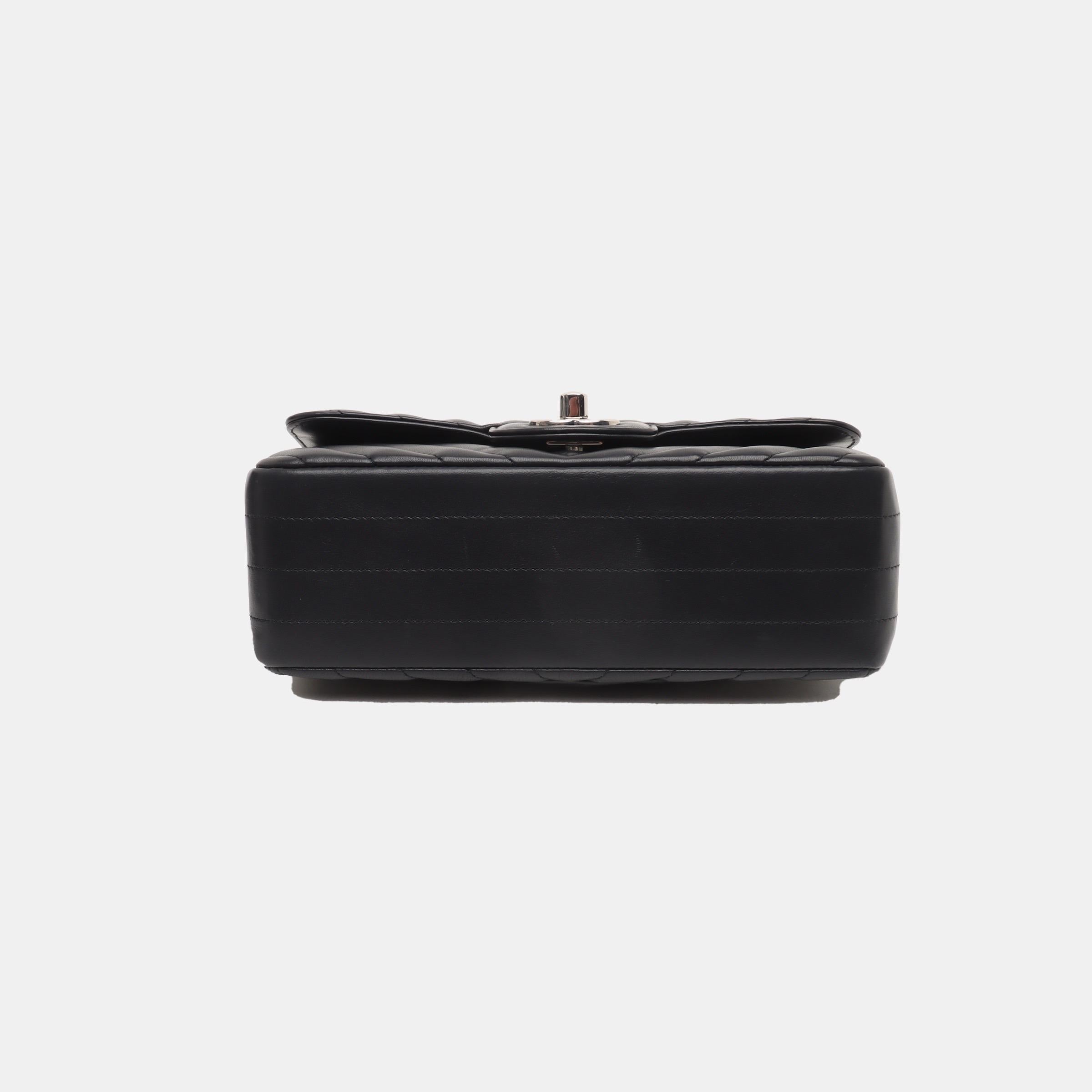 Donna Chanel Classic Flap Mini Chevron Trapuntata Pelle d'Agnello Nera Hardware Argento in vendita