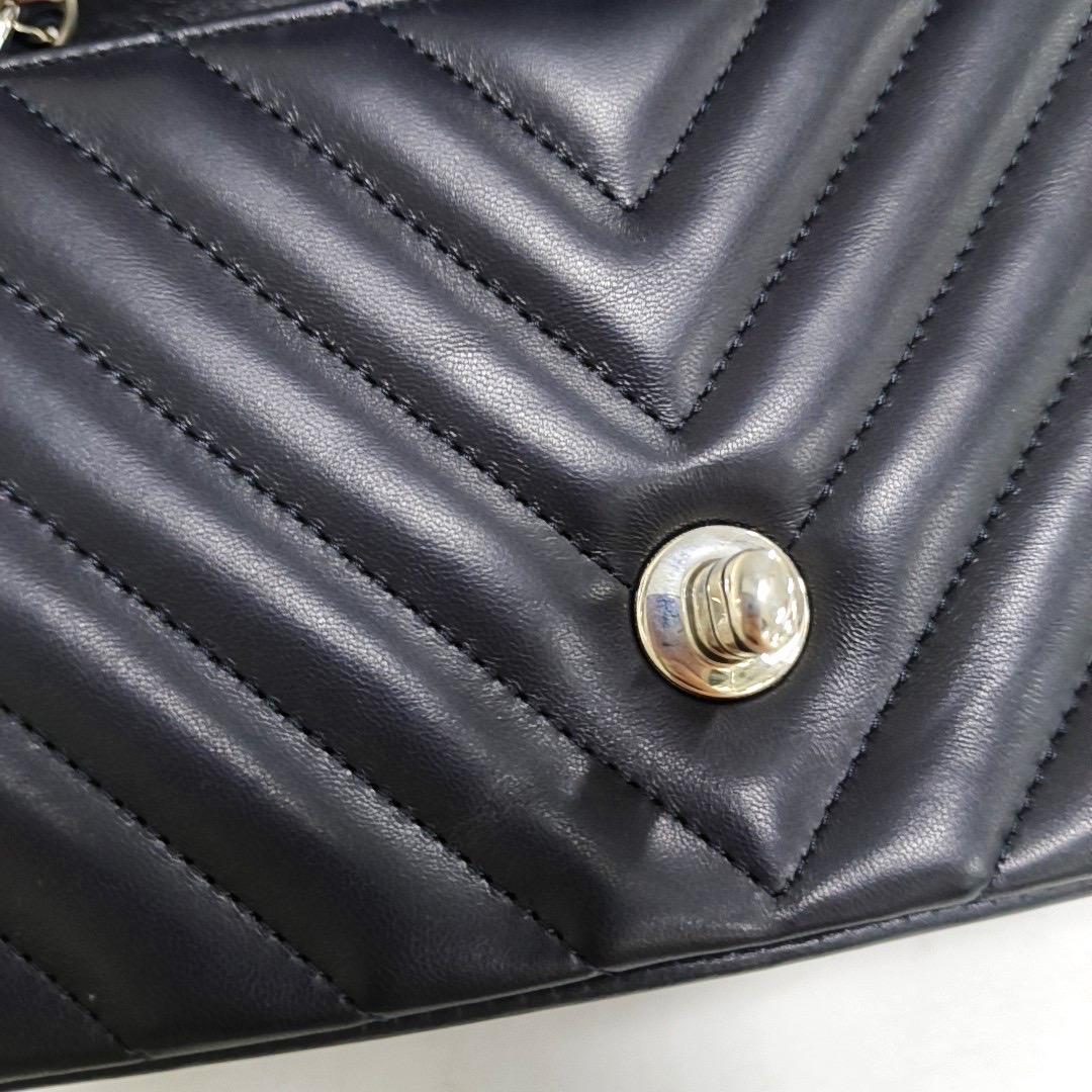 Chanel Classic Flap Mini Chevron Trapuntata Pelle d'Agnello Nera Hardware Argento in vendita 2