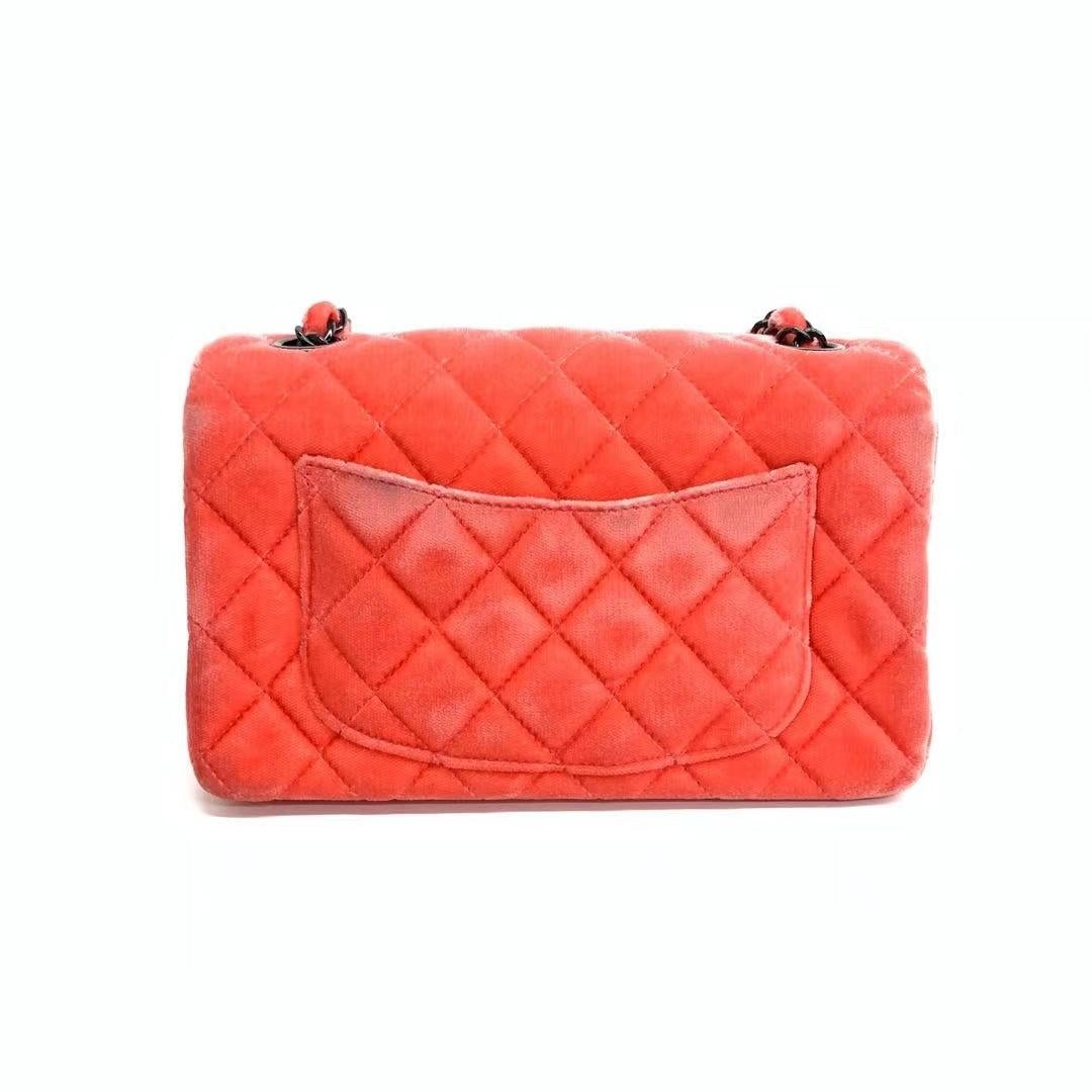 Chanel Classic Flap Mini Velluto Rosa Corallo Hardware Nero, 2014-2015

  Aggiungi un tocco di luminosità al tuo guardaroba estivo con questa classica patta di Chanel, caratterizzata da un'allegra brillantezza grazie alla vernice rosa.
  CONDIZIONI: