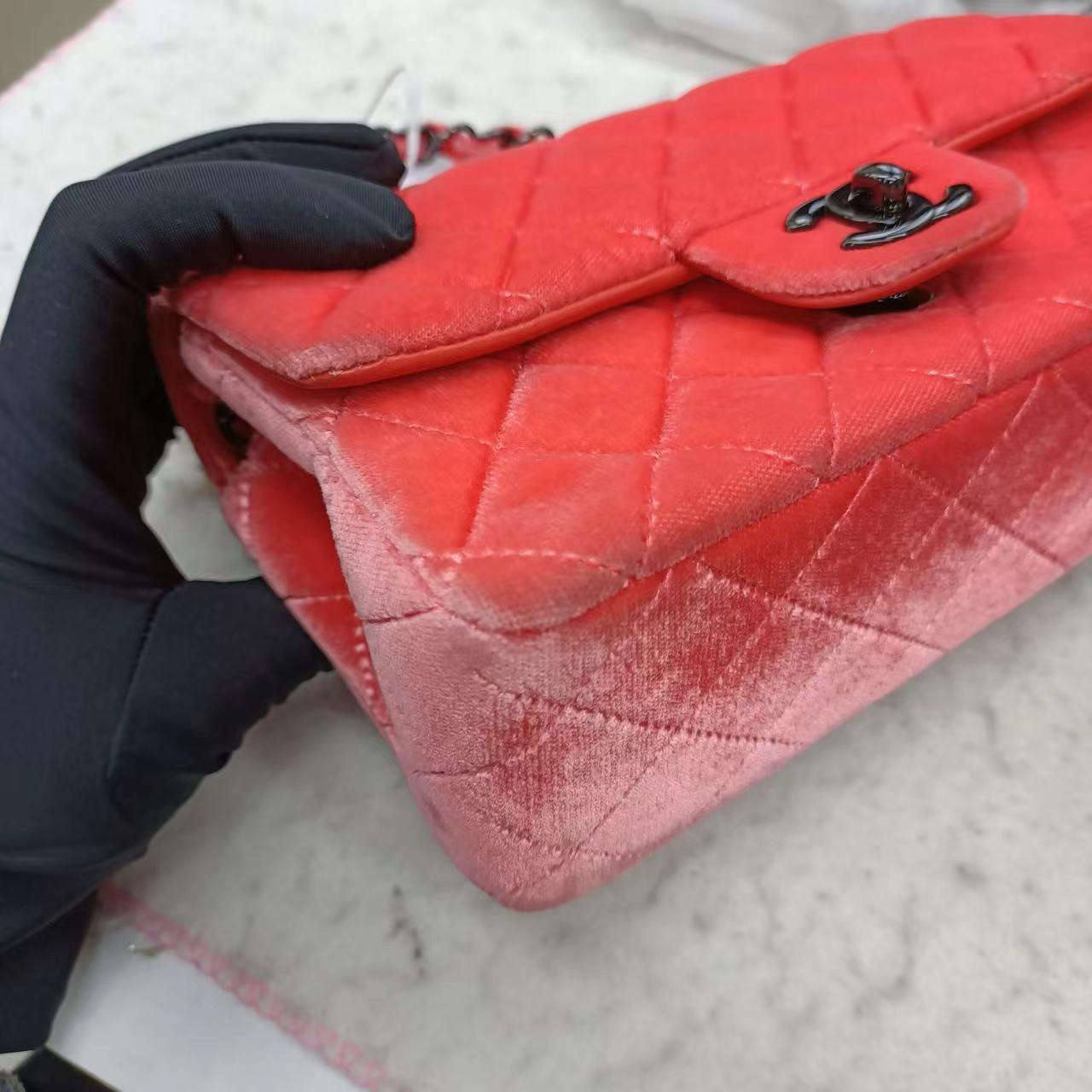 Chanel Classic Flap Mini Velluto Rosa Corallo Hardware Nero, 2014-2015 in vendita 3