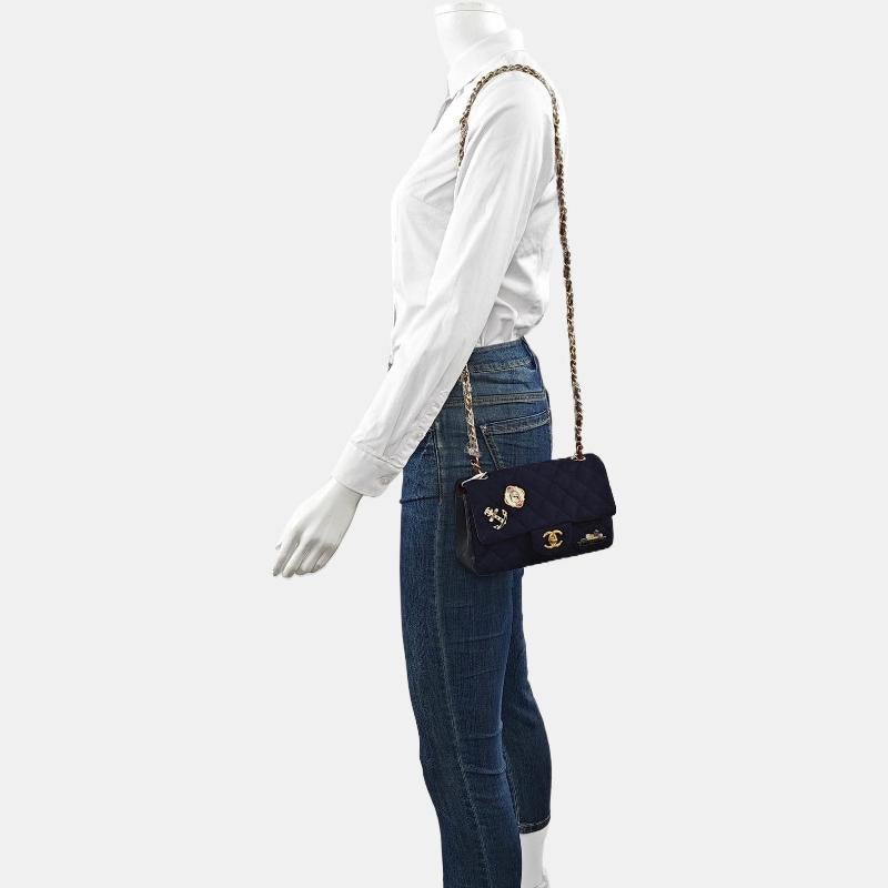 Chanel Classic Flap Mini Metiers d'Art Paris-Hamburg 2018 Wool Nautical Charms
Il s'agit de photos professionnelles du sac offert par Luxbags.
Ce joli rabat classique fait partie de la Collection S de Chanel M√©tiers d'Art Paris-One 2018, où de