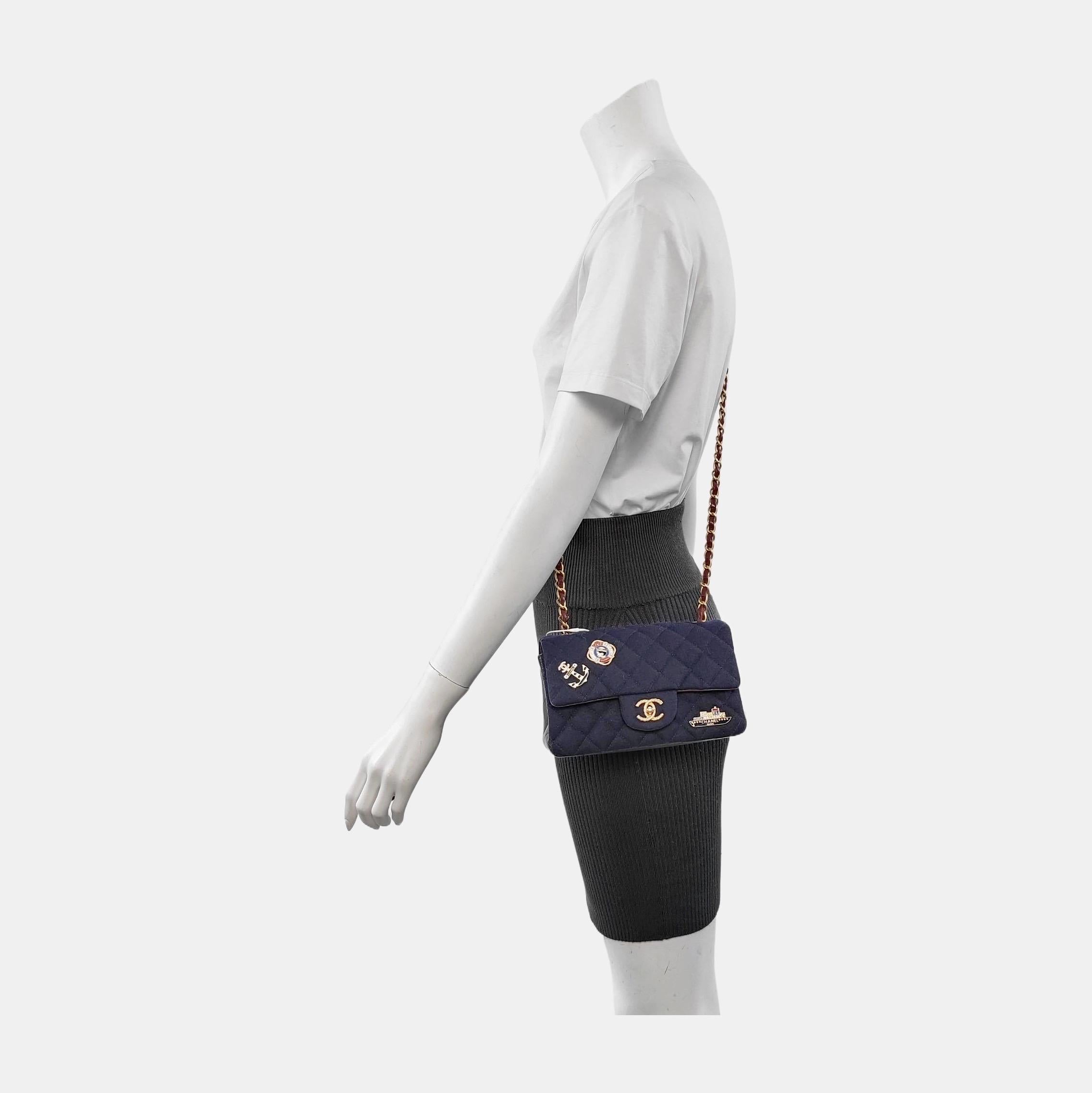 Ce joli rabat classique fait partie de la Collection S de Chanel Métiers d'Art Paris-Hambourg 2018, où de nombreux sacs présentent des pièces d'inspiration nautique, notamment des sacs de bouée de sauvetage et de minaudière de conteneur