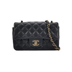 Chanel Classic Leather Mini Navy in pelle d
agnello con hardware dorato e microchip