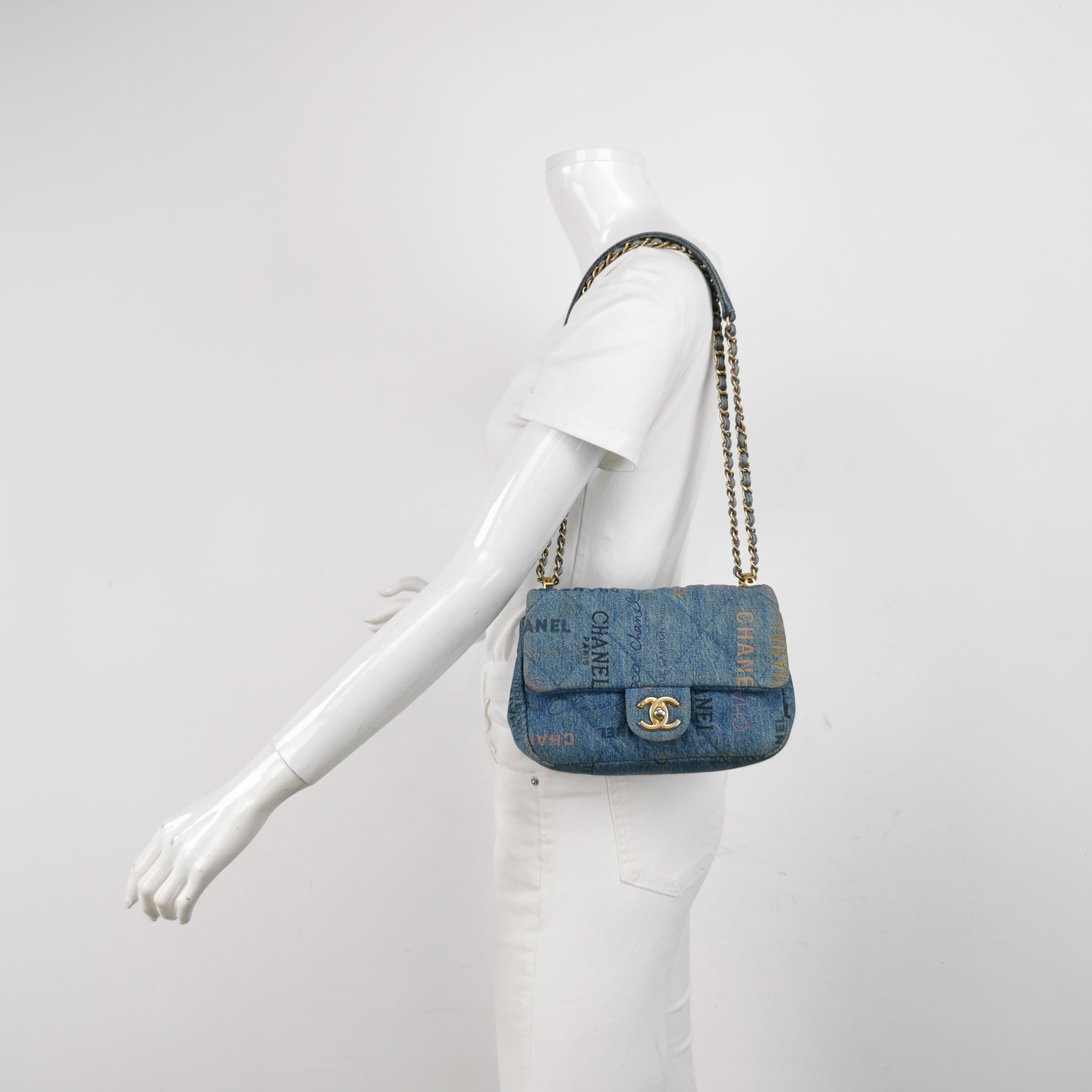 ÉTAT : TRÈS BON

Cet article d'occasion est en très bon état avec quelques signes d'utilisation. Légères rayures sur la quincaillerie. Légers frottements et taches sur le jean autour des coins et des bords. 

DÉTAILS :

Poste 2021  Puce