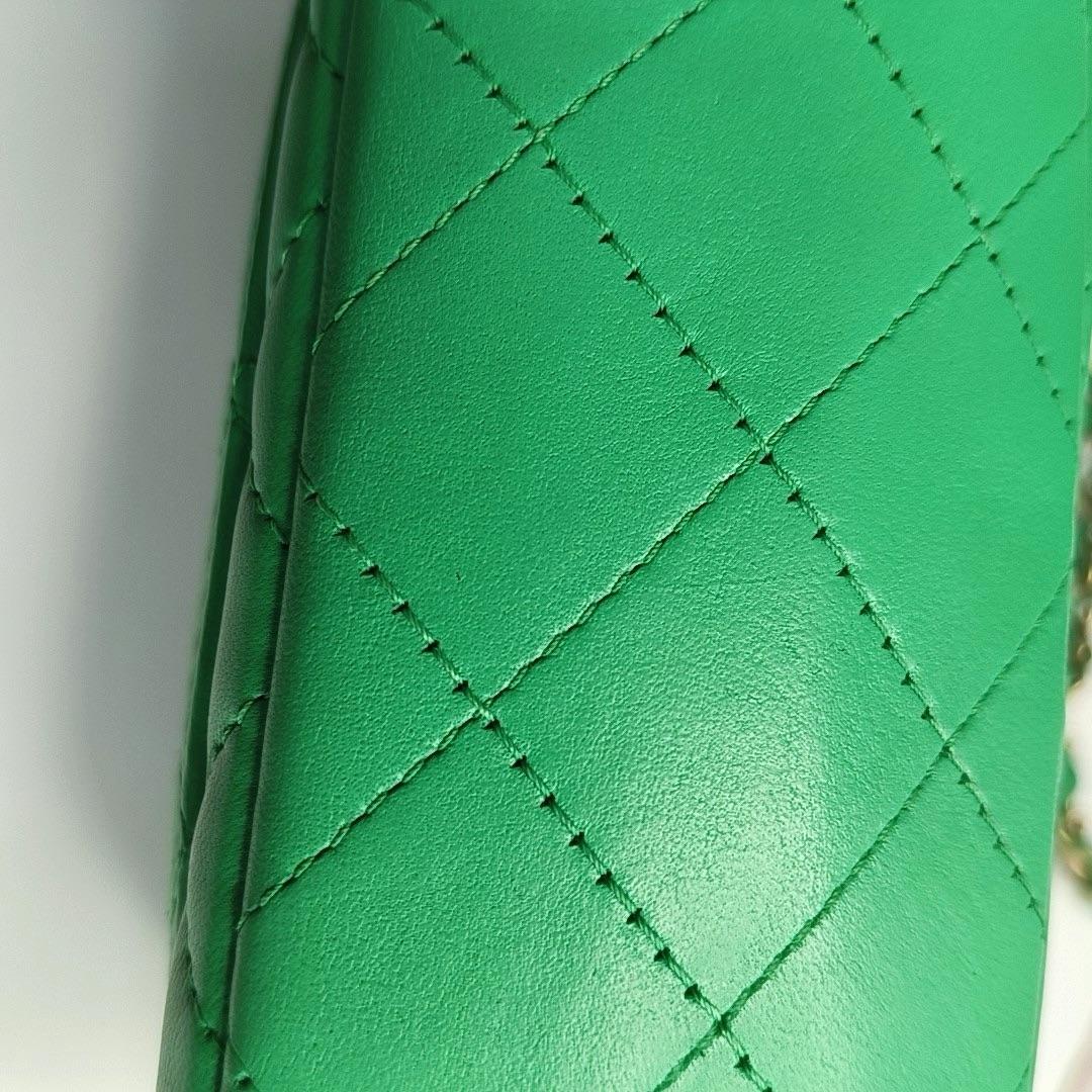 Chanel Classic Flap Mini Rectangular Green Lambskin Leather Gold Hardware im Angebot 8