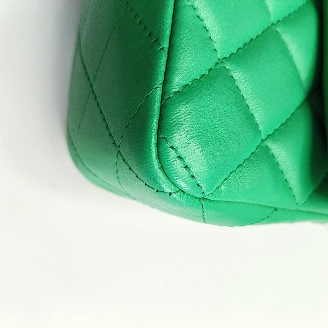 Chanel Classic Flap Mini Rectangular Green Lambskin Leather Gold Hardware im Angebot 9
