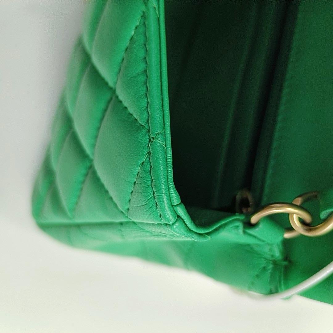 Chanel Classic Flap Mini Rectangular Green Lambskin Leather Gold Hardware im Angebot 10