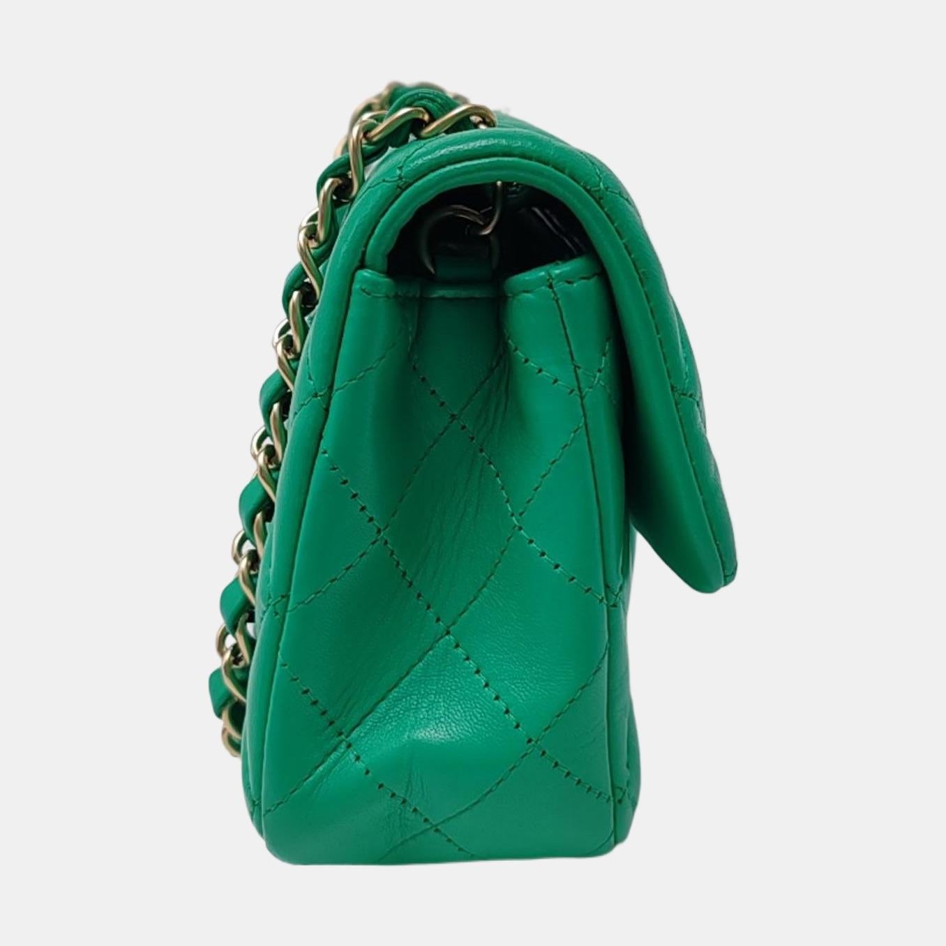 Chanel Classic Flap Mini Rectangular Green Lambskin Leather Gold Hardware im Zustand „Gut“ im Angebot in AUBERVILLIERS, FR