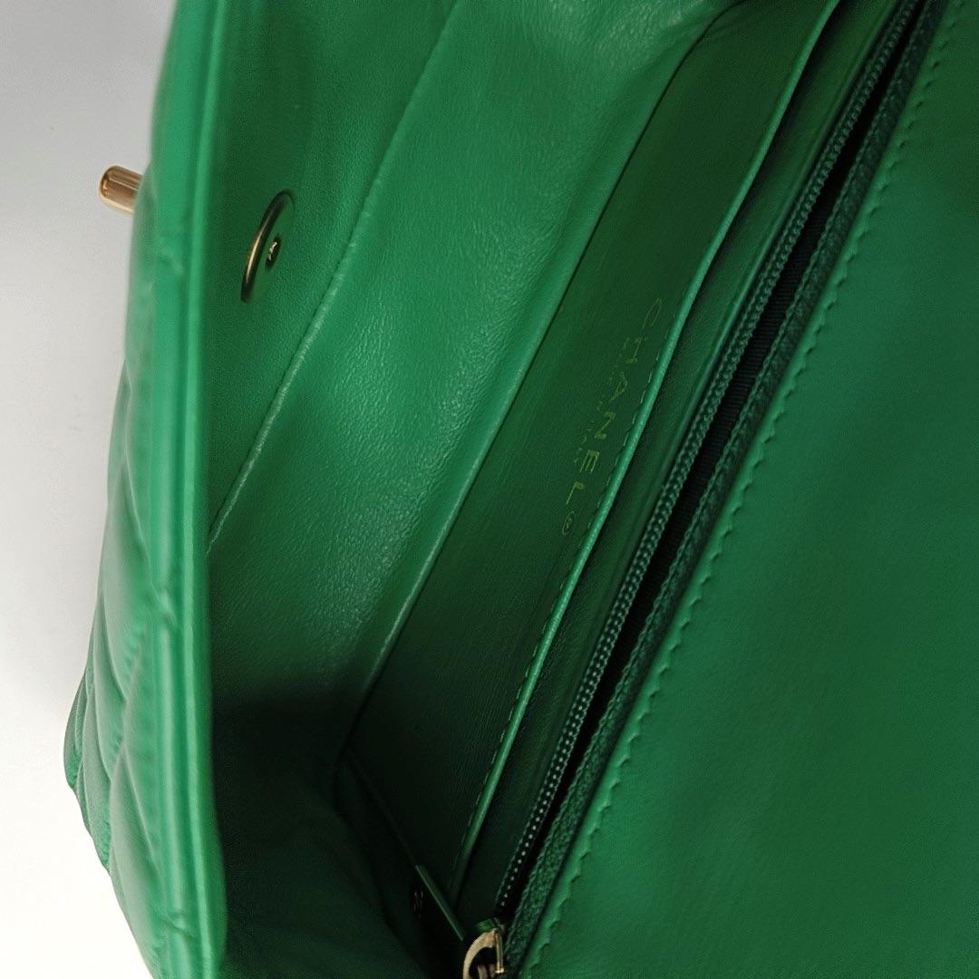 Chanel Classic Flap Mini Rectangular Green Lambskin Leather Gold Hardware im Angebot 2