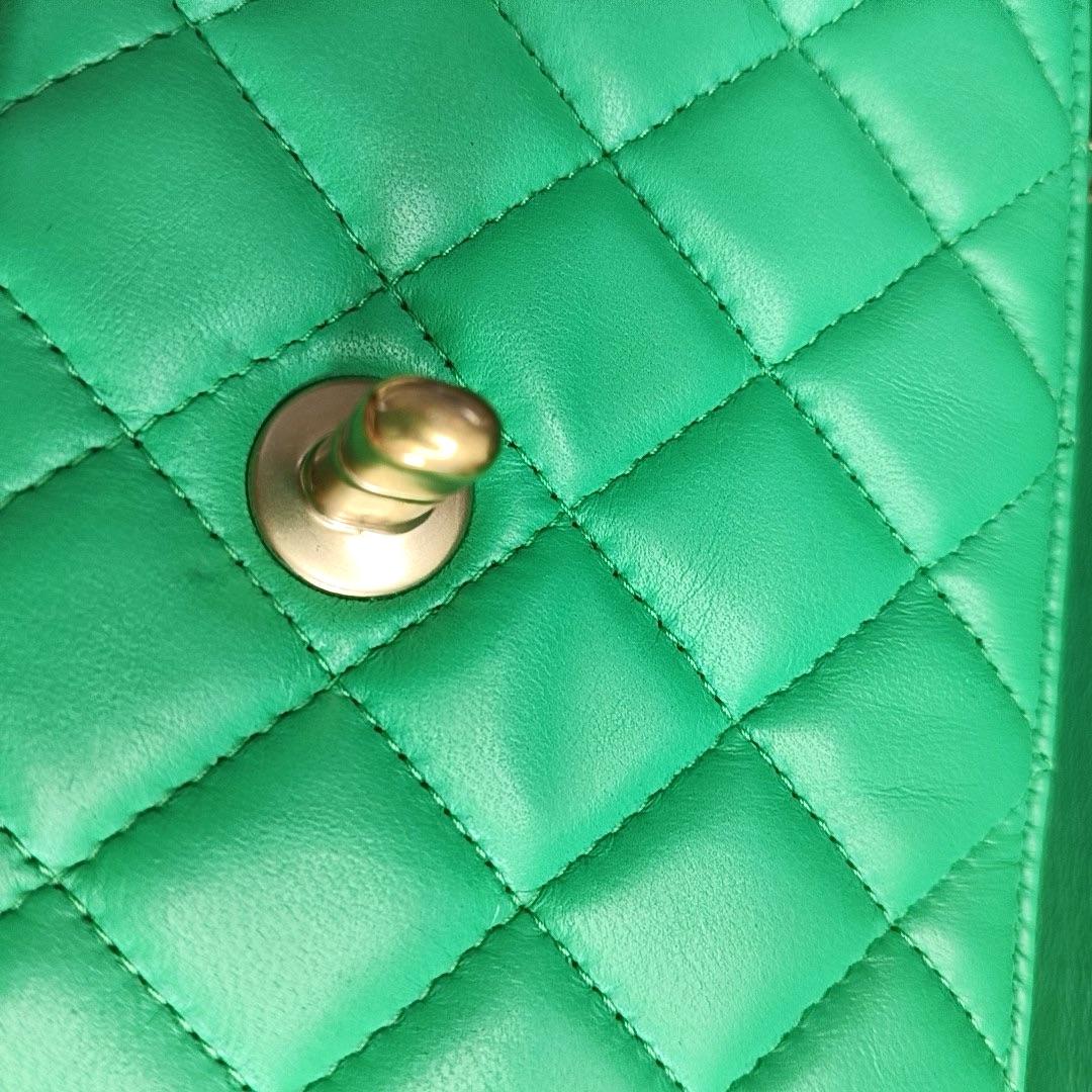 Chanel Classic Flap Mini Rectangular Green Lambskin Leather Gold Hardware im Angebot 4