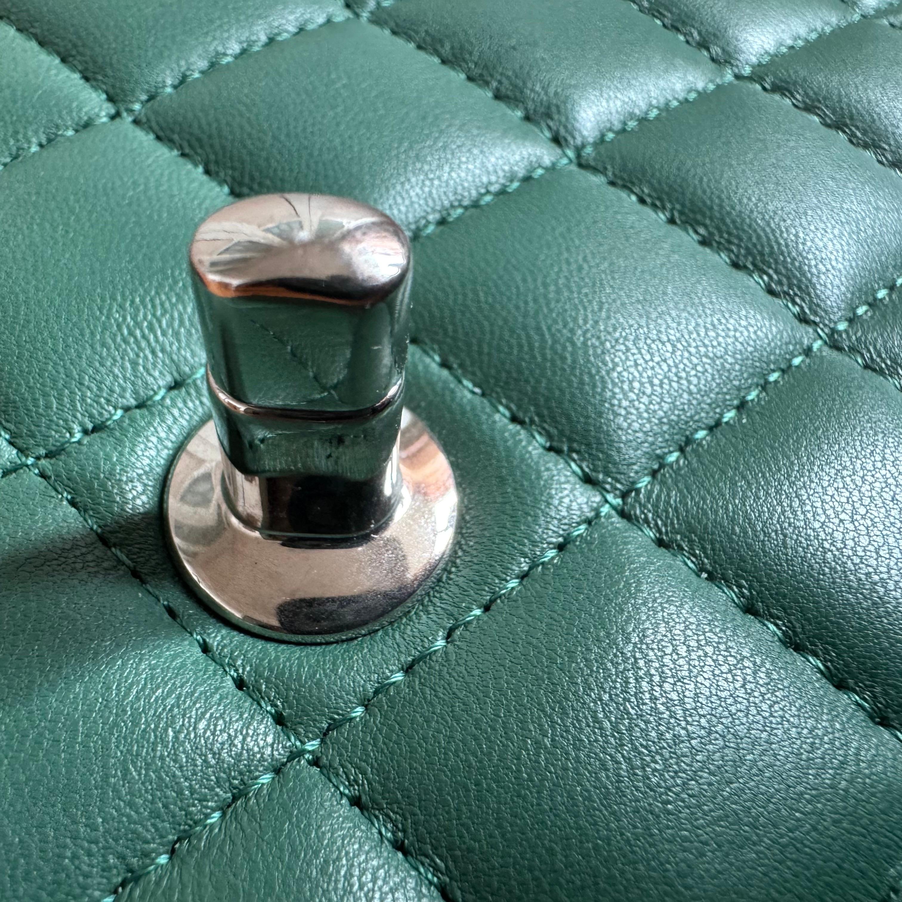 Chanel Classic Flap Mini Rectangular Grünes Lammfell Leder Silberne Hardware im Angebot 7