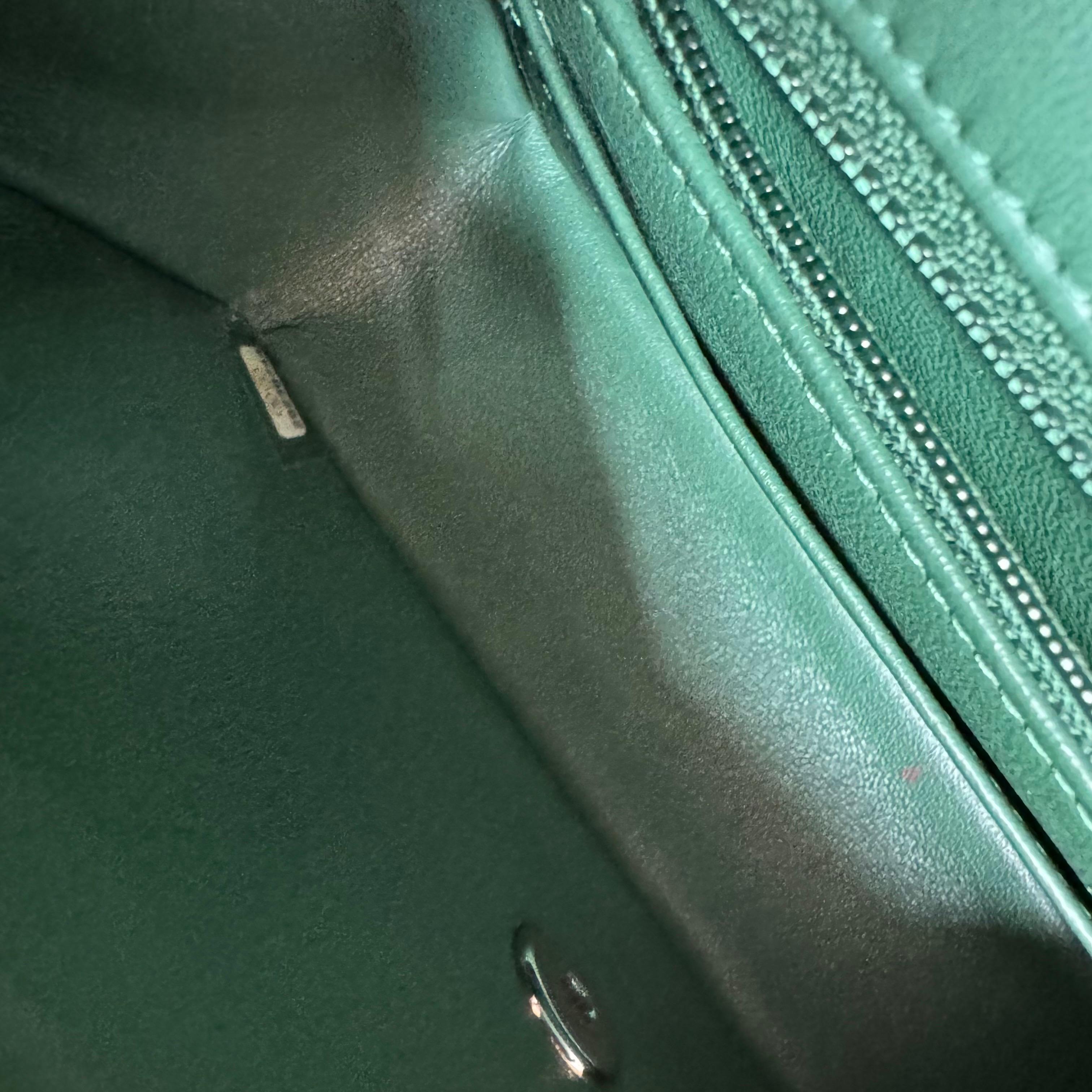 Chanel Classic Flap Mini Rectangular Grünes Lammfell Leder Silberne Hardware im Angebot 8