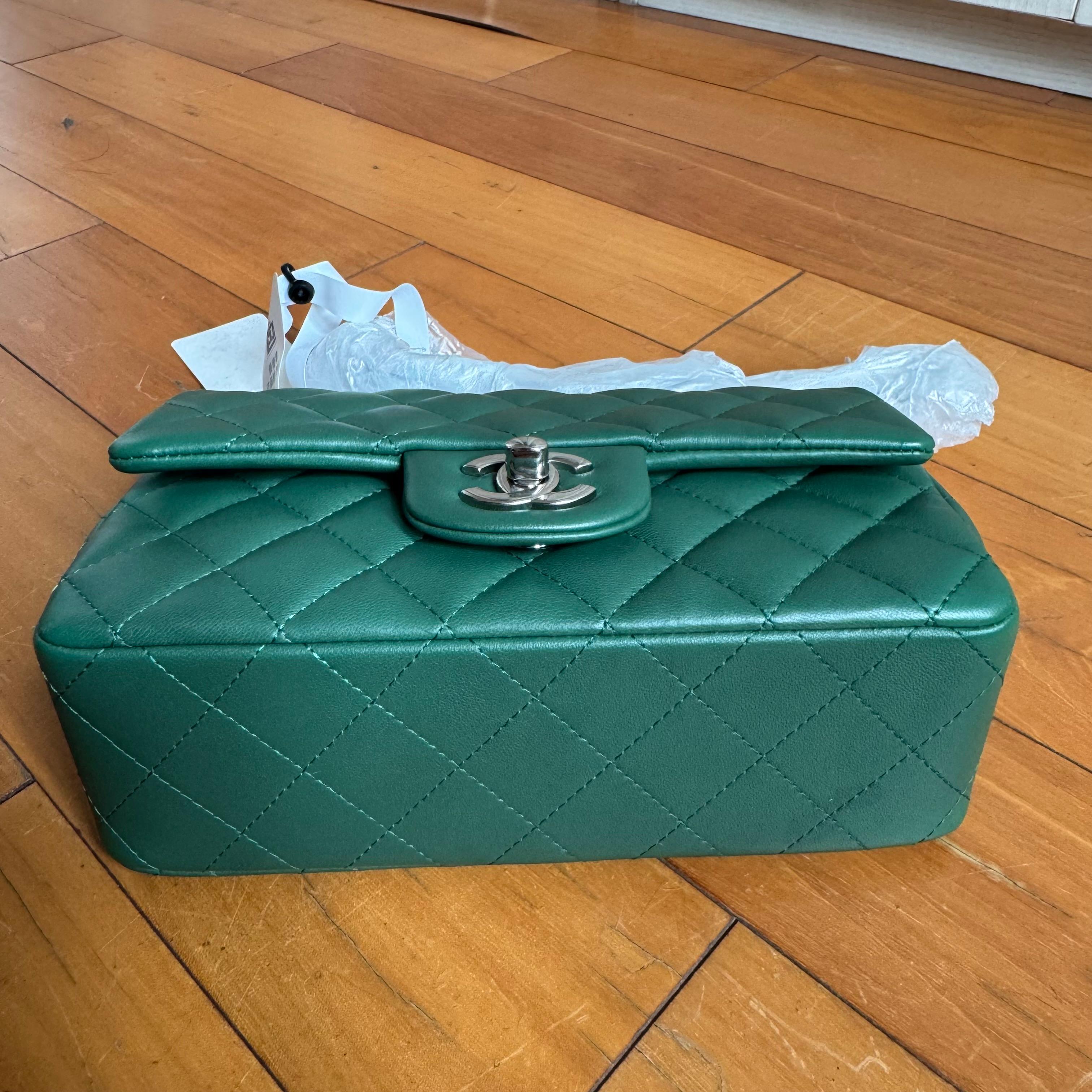 Chanel Classic Flap Mini Rectangular Grünes Lammfell Leder Silberne Hardware im Zustand „Hervorragend“ im Angebot in AUBERVILLIERS, FR