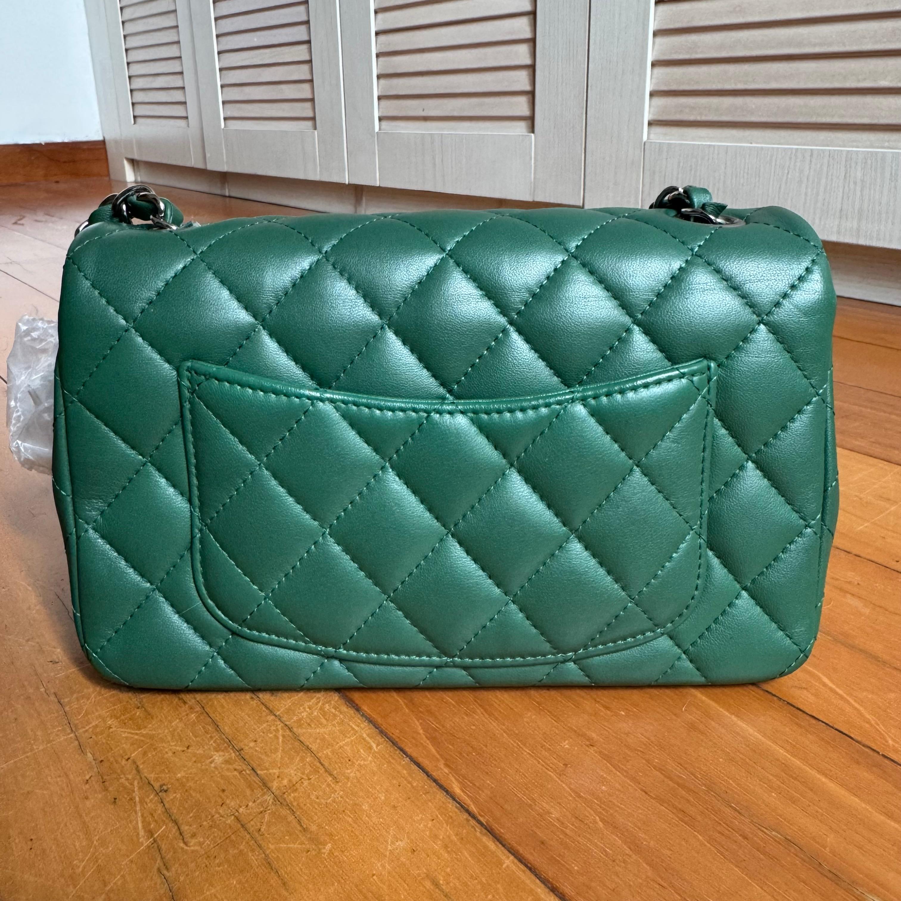 Chanel Classic Flap Mini Rectangular Grünes Lammfell Leder Silberne Hardware Damen im Angebot