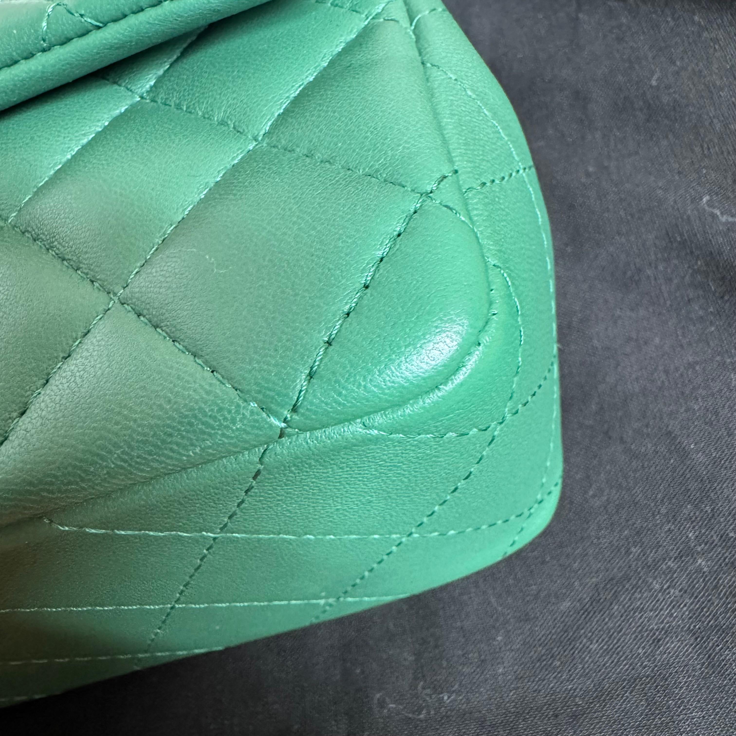 Chanel Classic Flap Mini Rectangular Grünes Lammfell Leder Silberne Hardware im Angebot 2