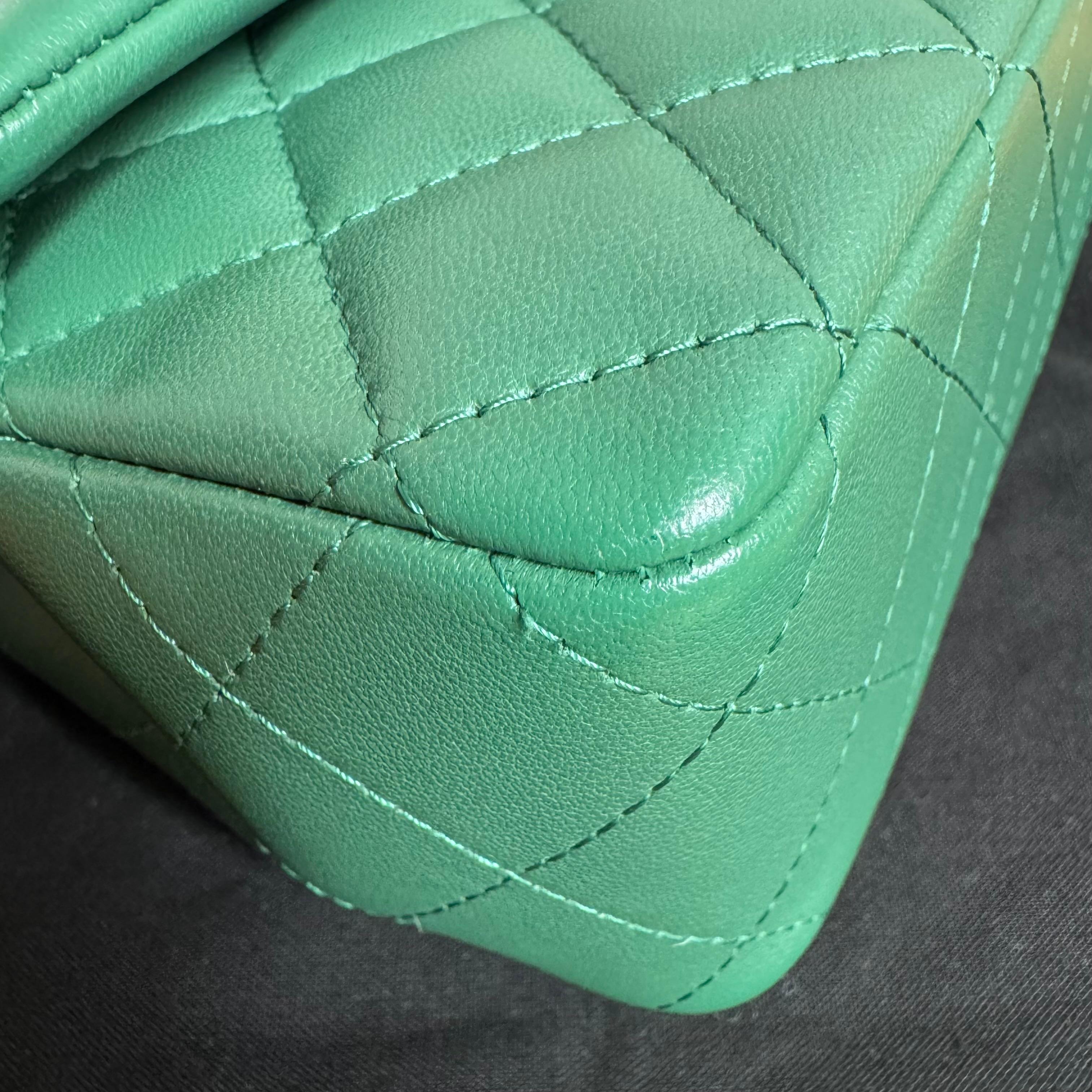 Chanel Classic Flap Mini Rectangular Grünes Lammfell Leder Silberne Hardware im Angebot 3