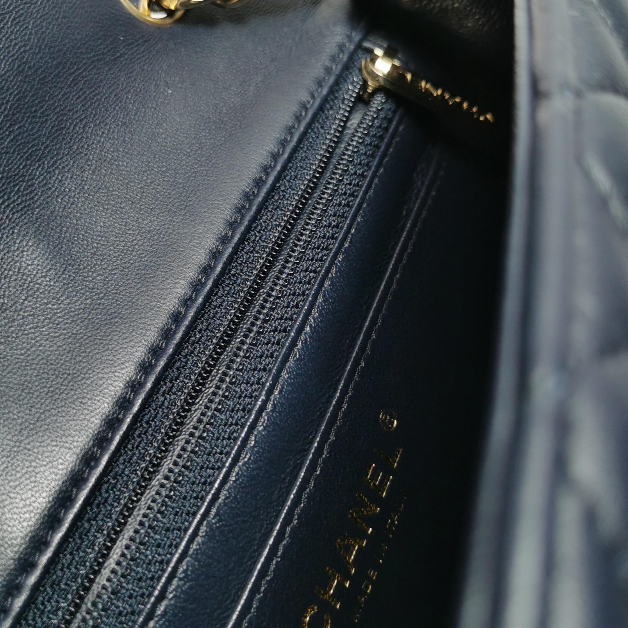 Chanel Classic Flap Mini Rectangular Navy Lammleder Gold Hardware, 2020 im Angebot 5