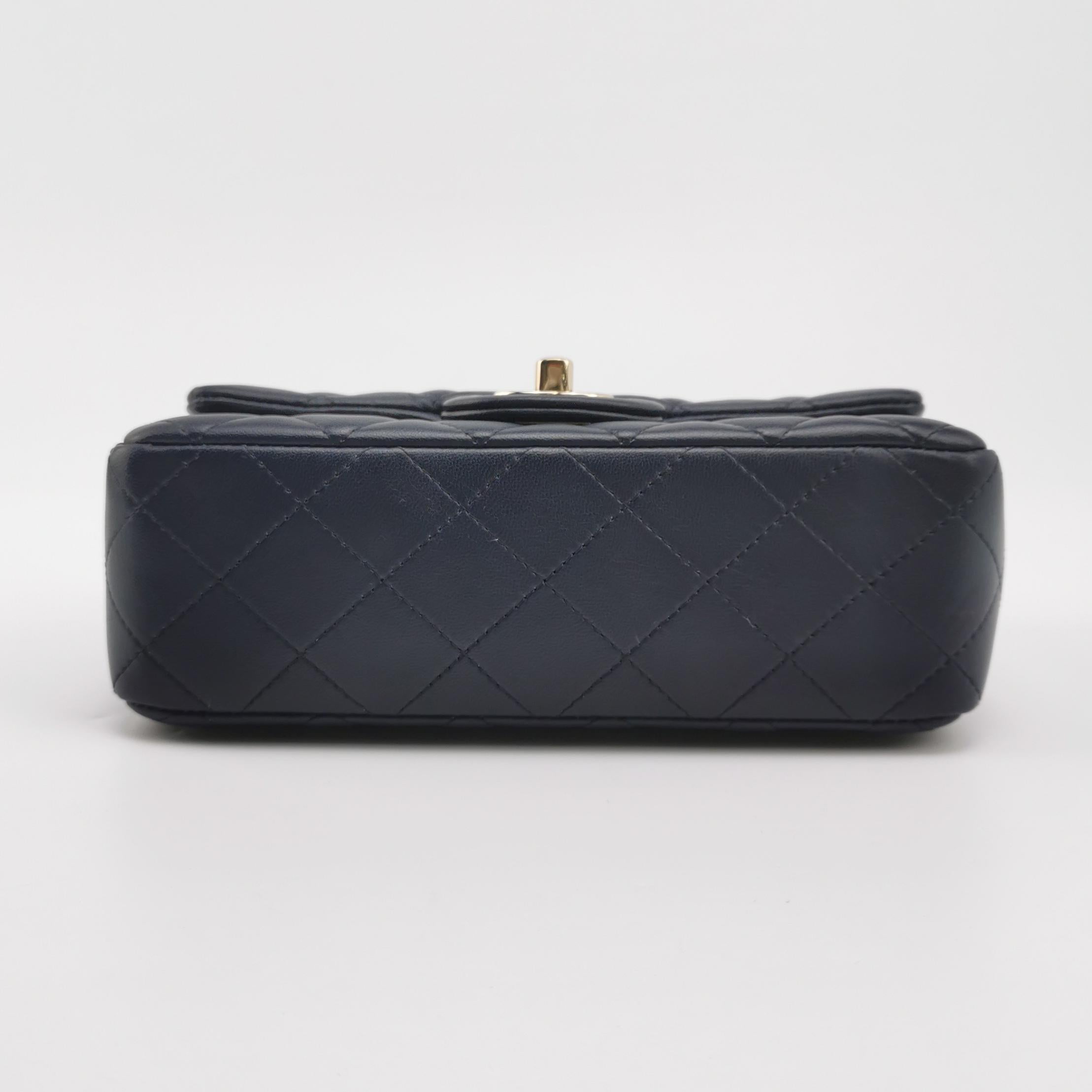Chanel Classic Flap Mini Rectangular Navy Lammleder Gold Hardware, 2020
Dies sind professionelle Fotos der tatsächlich von Luxbags angebotenen Tasche.
Zustand: AUSGEZEICHNET.
Insgesamt sehr leichte Gebrauchsspuren. Leichte Flecken auf der