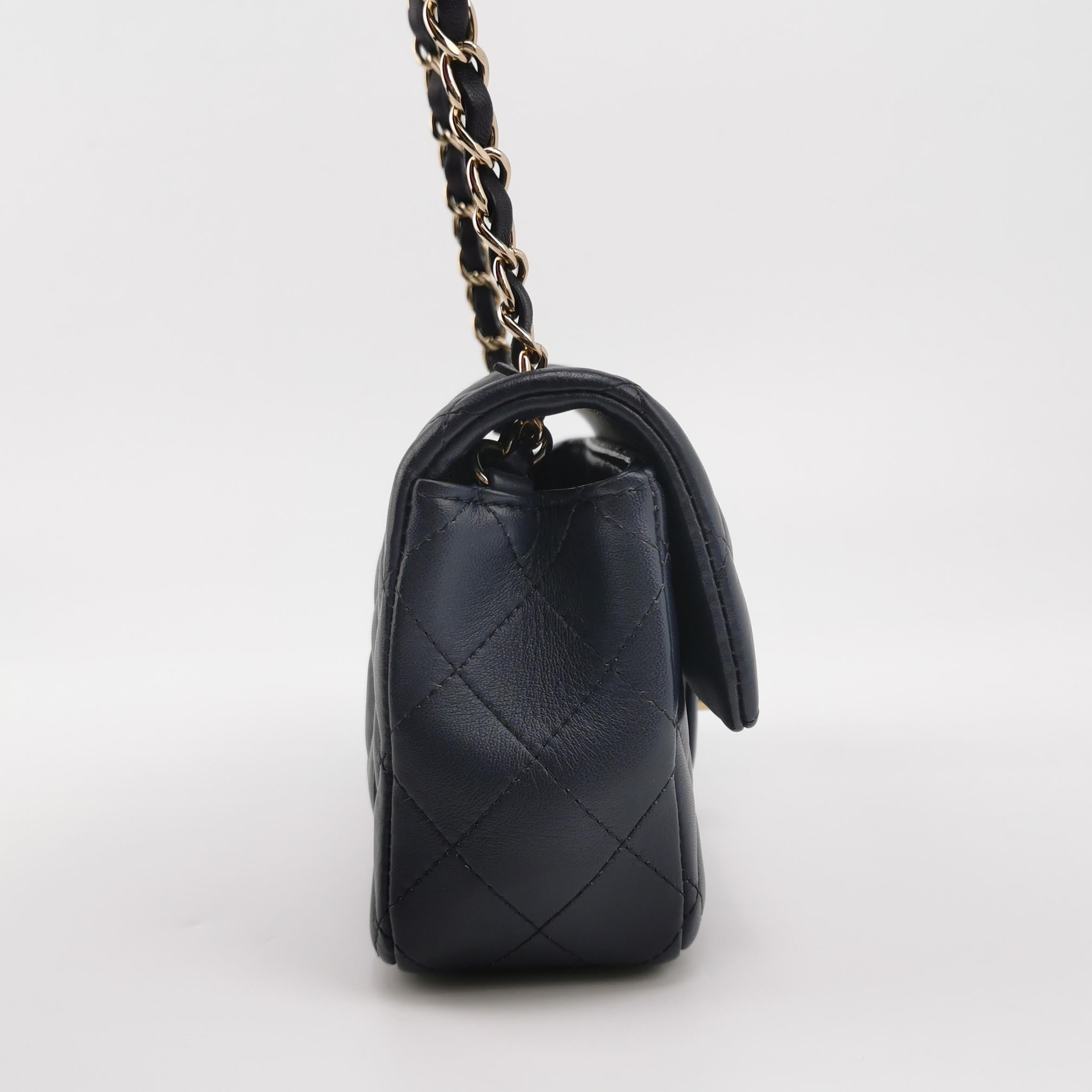 Chanel Classic Flap Mini Rectangular Navy Lammleder Gold Hardware, 2020 im Zustand „Hervorragend�“ im Angebot in AUBERVILLIERS, FR