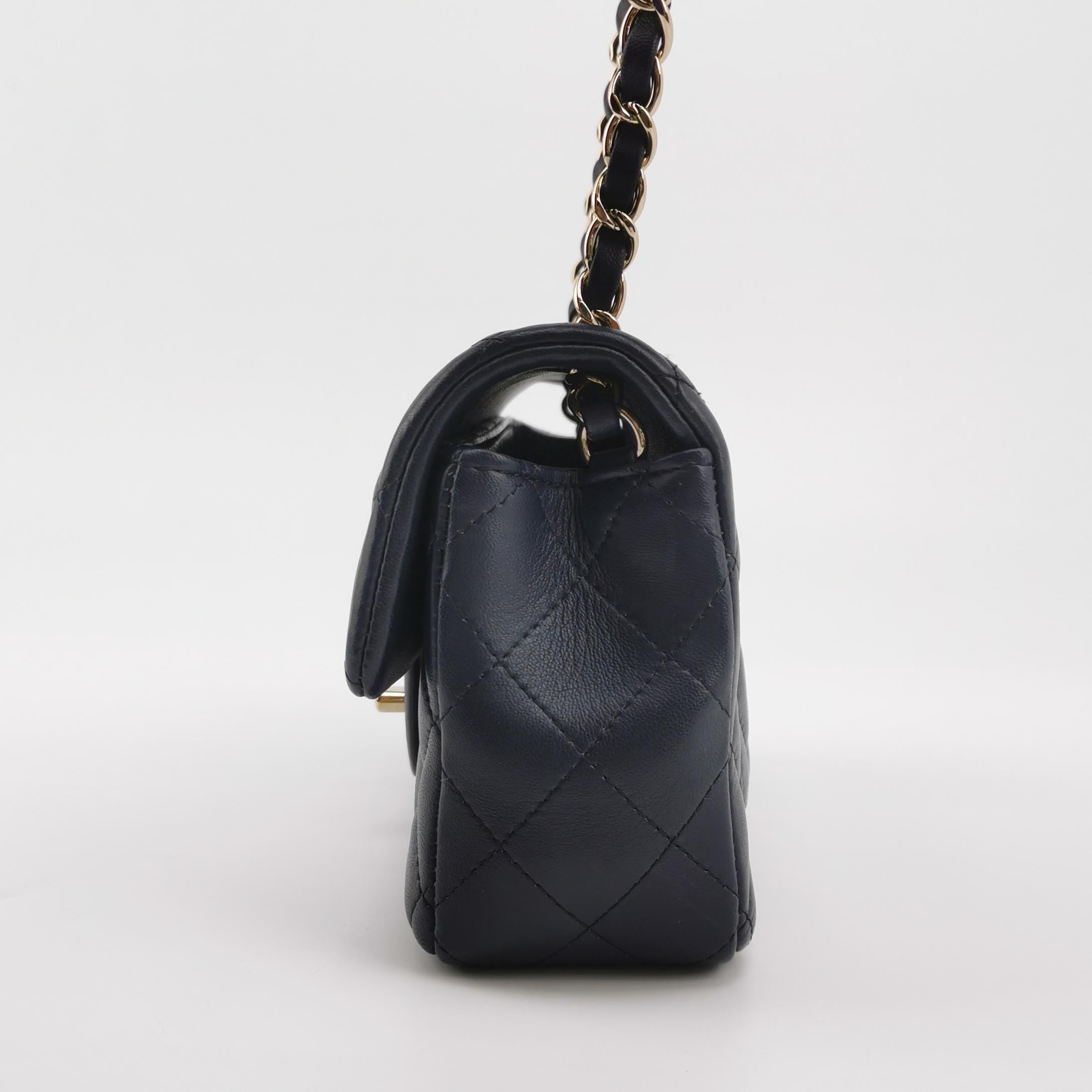 Chanel Classic Flap Mini Rectangular Navy Lammleder Gold Hardware, 2020 Damen im Angebot