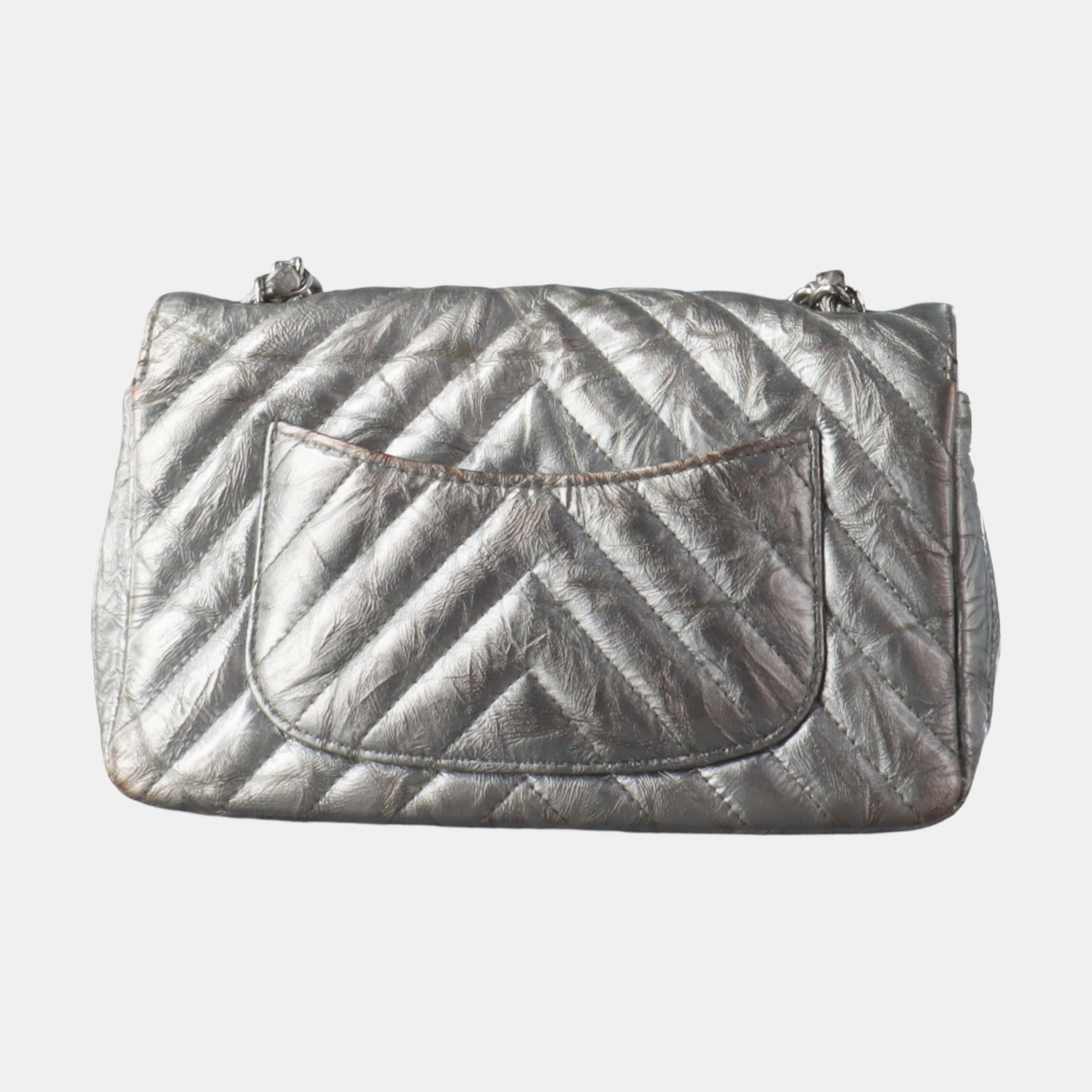 Chanel Classic Flap Mini Rectangular Patent Metallic Crumpled Calfskin Chevron In Fair Condition For Sale In AUBERVILLIERS, FR