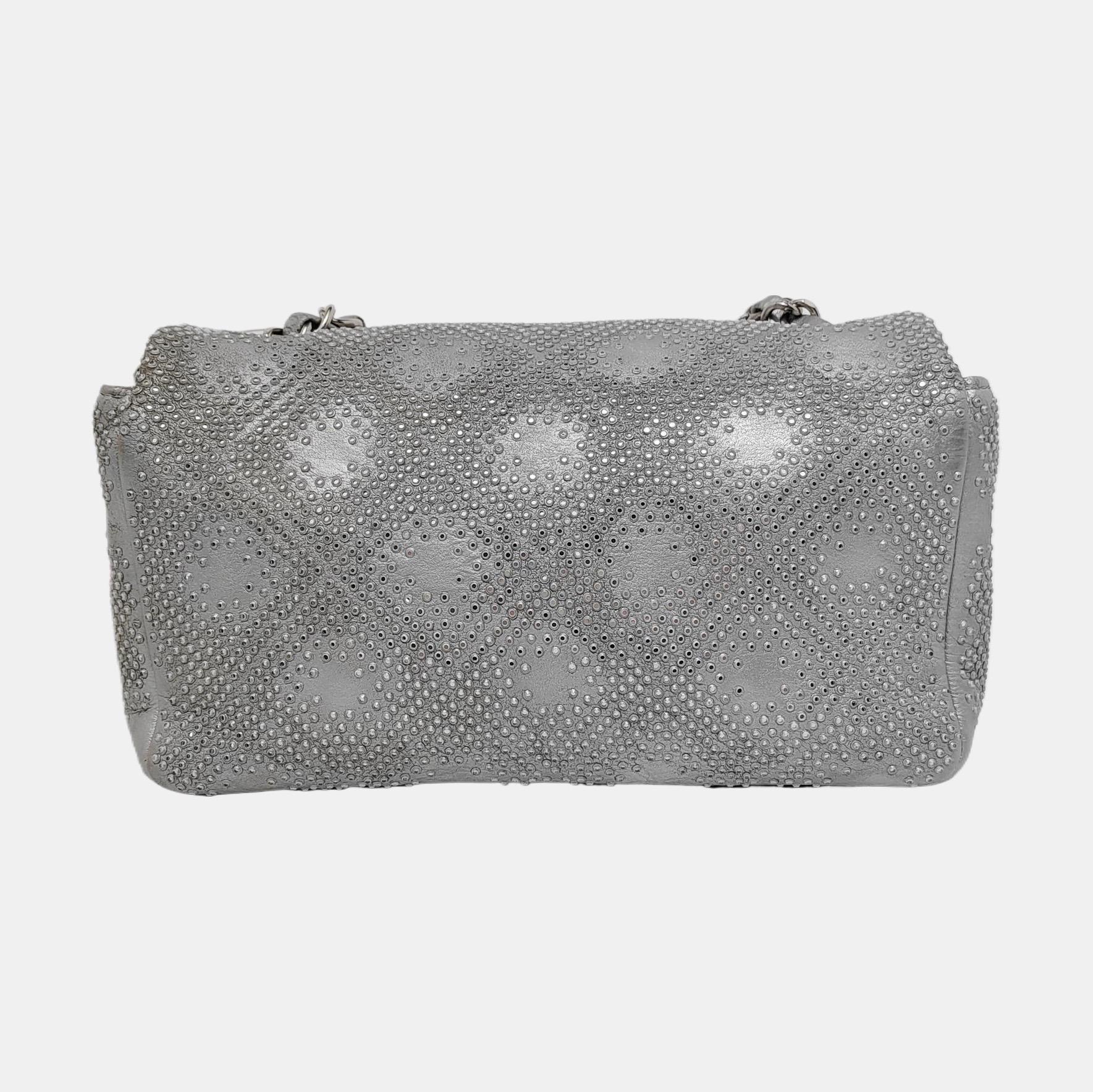ESTADO: EXCELENTE 

Este artículo de segunda mano se encuentra en buen estado, con signos moderados de uso. Manchas en el exterior y el interior de la bolsa. Rozaduras en las esquinas, los bordes de la solapa y la correa. Arañazos en los herrajes.
