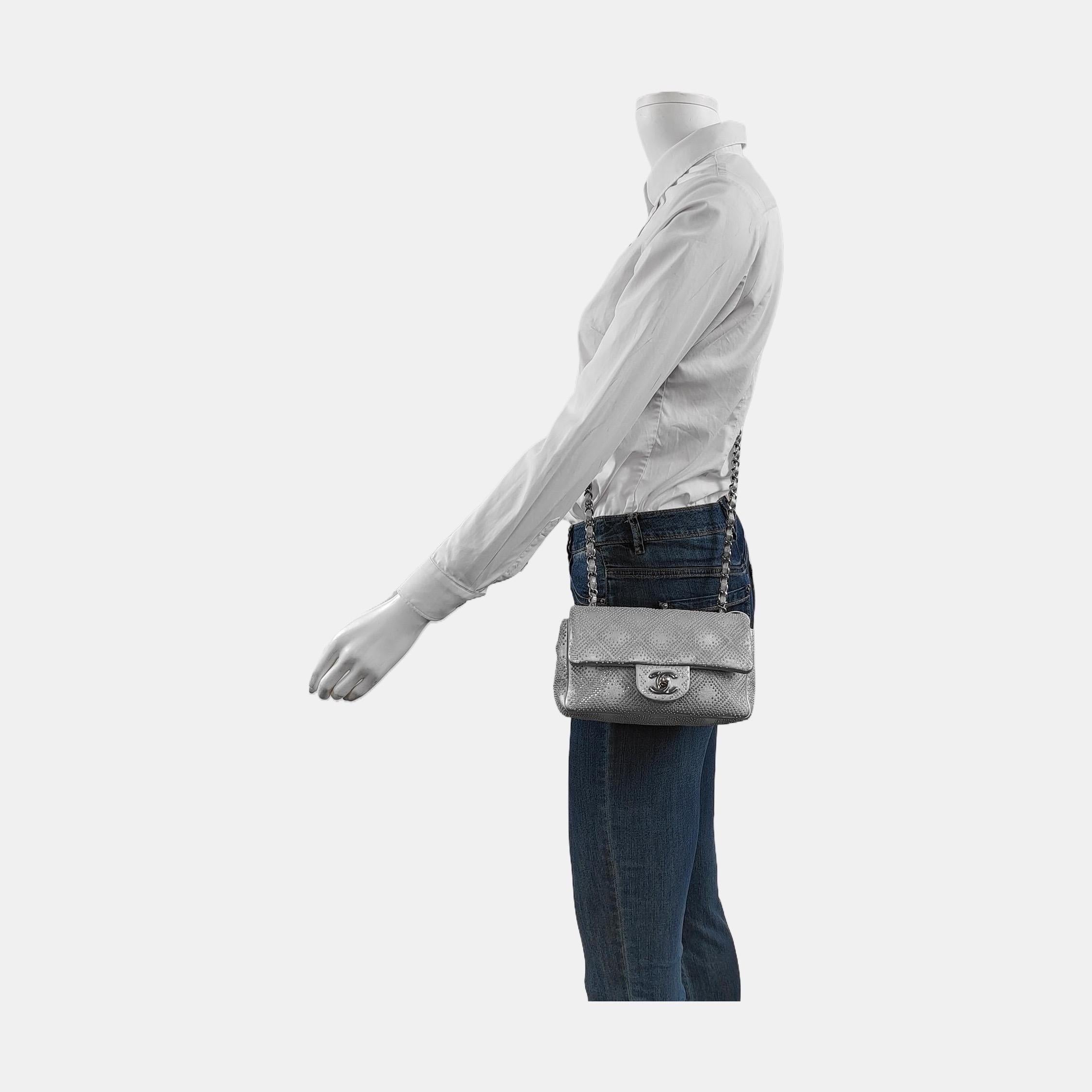 Chanel Classic Flap Mini Rectangular Piel de cordero plateada con tachuelas Herrajes plateados Plata en venta