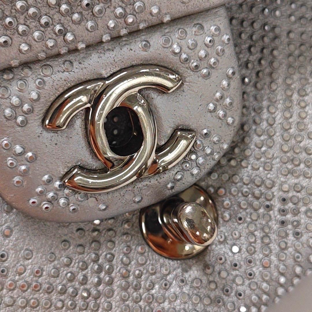 Chanel Classic Flap Mini Rectangular Piel de cordero plateada con tachuelas Herrajes plateados en venta 3