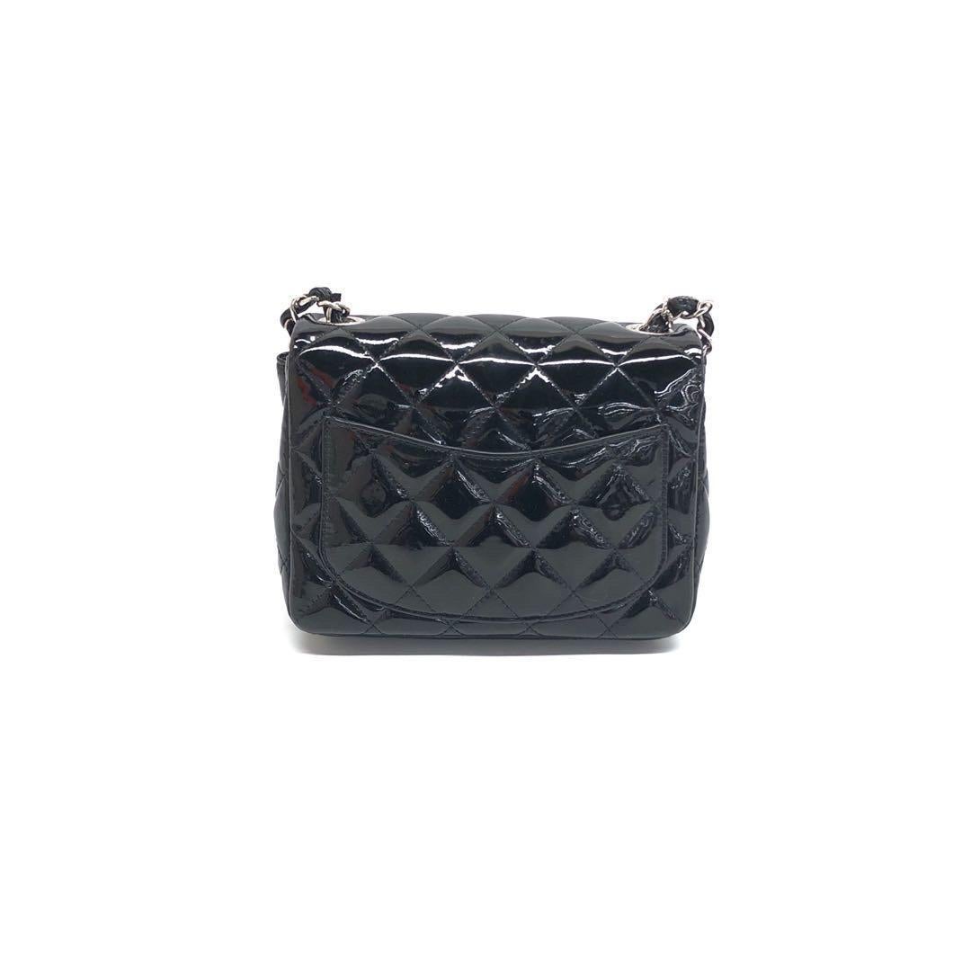 ESTADO: MUY BUENO

Este artículo, usado y de segunda mano, está en muy buen estado, con pequeñas señales de uso. Ligeros arañazos en los herrajes y la piel. 

DETALLES:

Circa 2014
Serie 19
CHANEL
Solapa clásica
Charol
Color negro
acolchado en