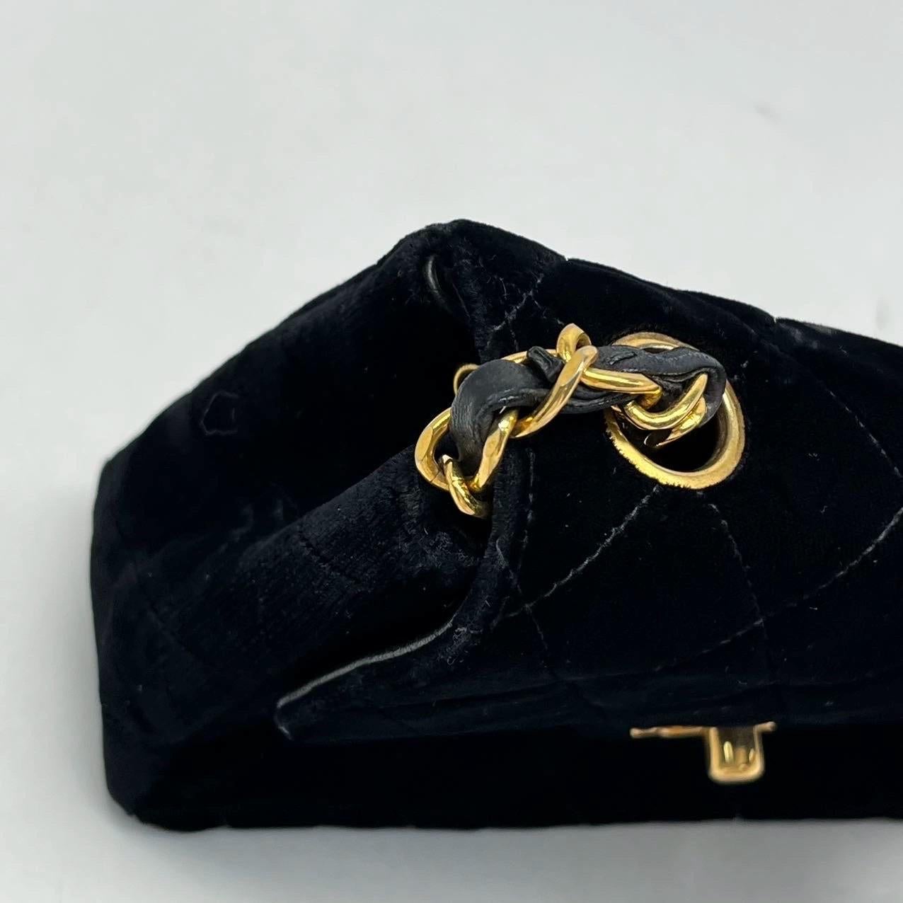 Chanel Classic Flap Mini Square Vintage Black Velvet 24k Gold Hardware 1991-94 en vente 7