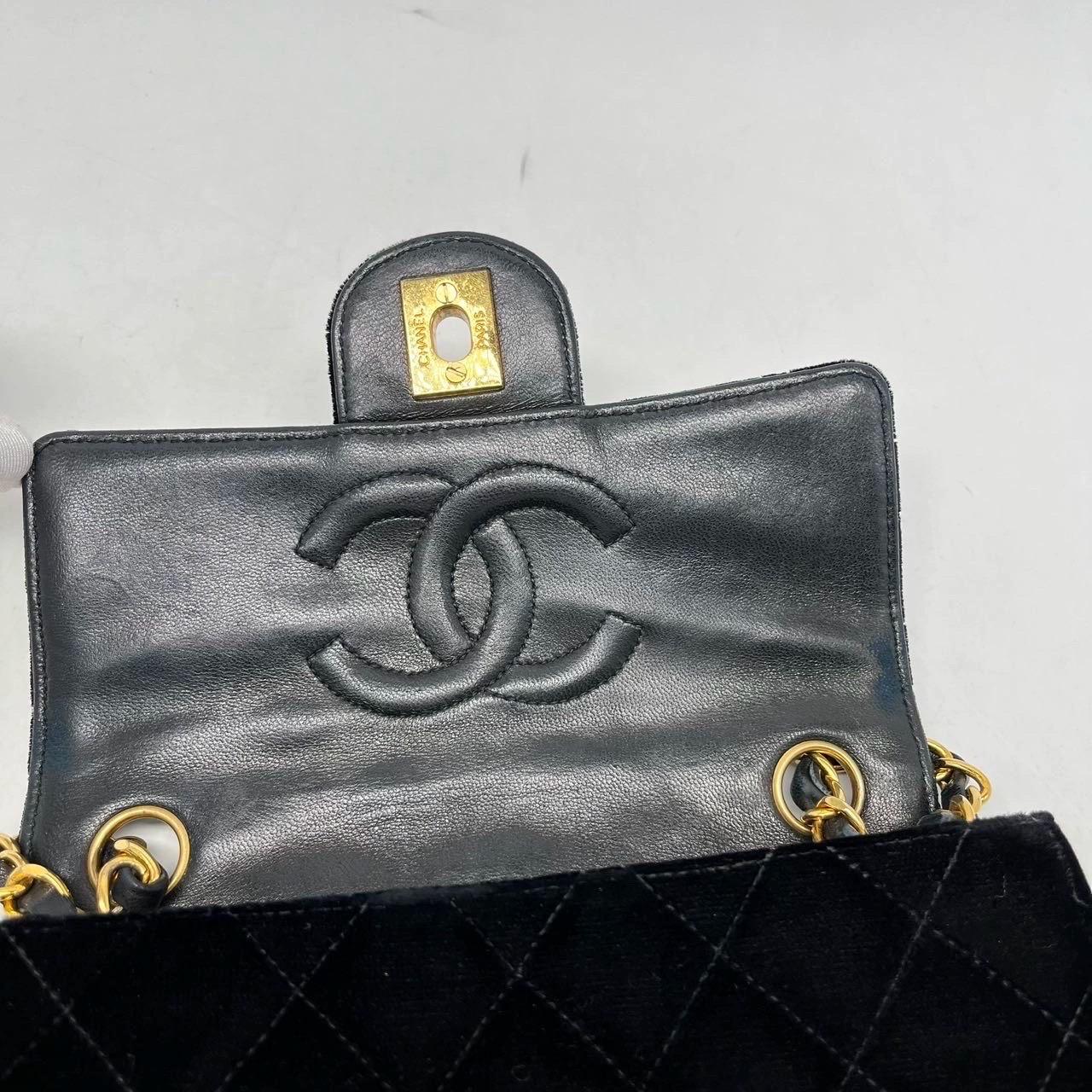 Chanel Classic Flap Mini Square Vintage Black Velvet 24k Gold Hardware 1991-94 en vente 8