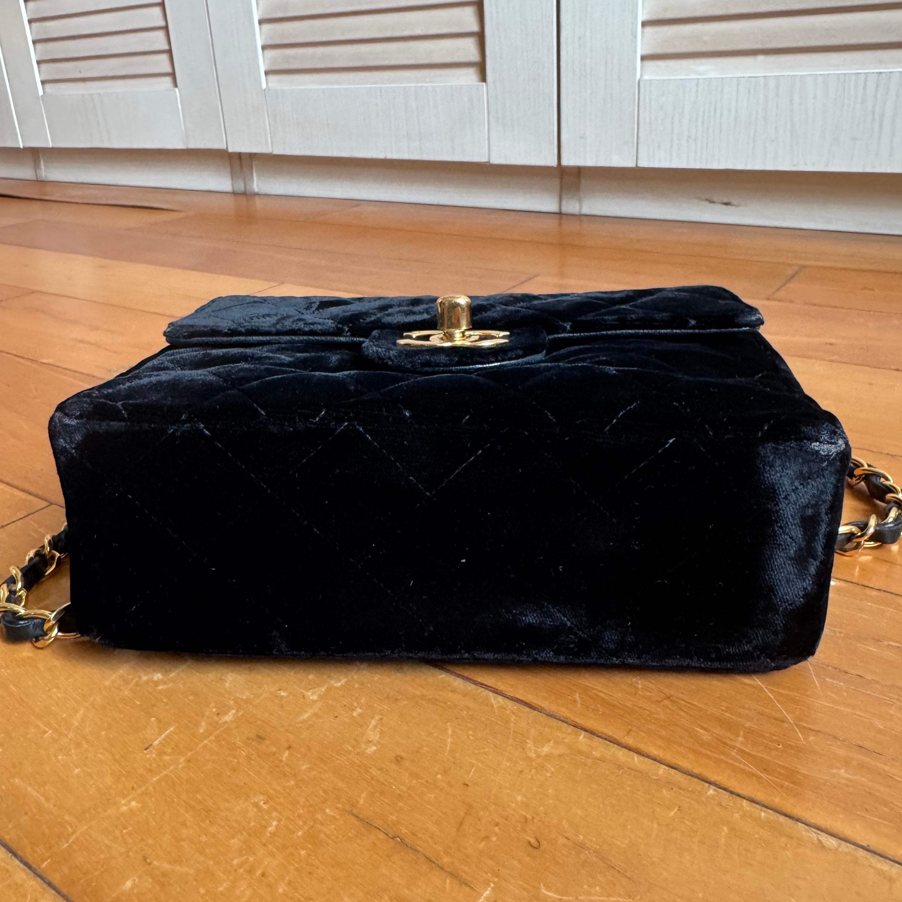 Noir Chanel Classic Flap Mini Square Vintage Black Velvet 24k Gold Hardware 1991-94 en vente