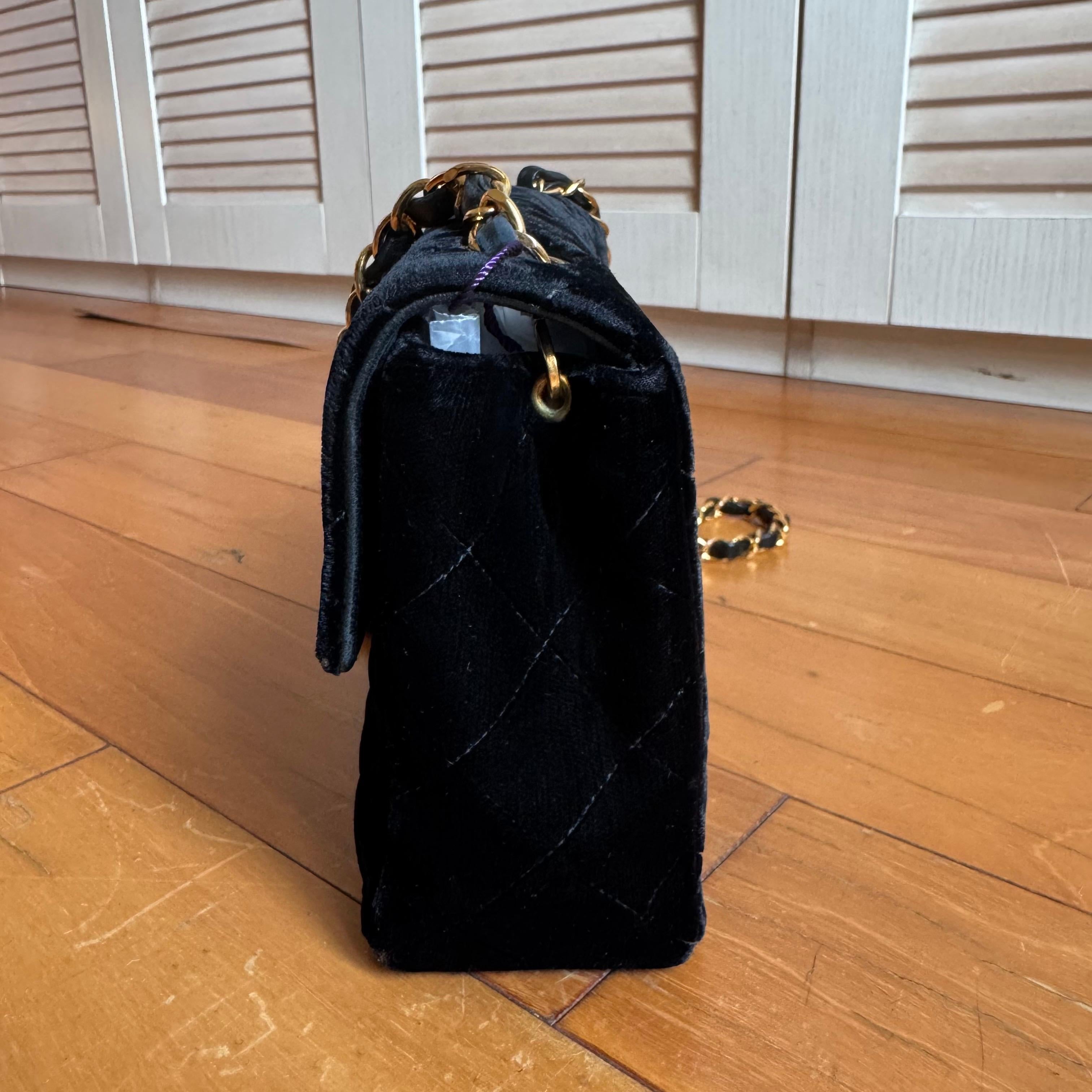 Chanel Classic Flap Mini Square Vintage Black Velvet 24k Gold Hardware 1991-94 Bon état - En vente à AUBERVILLIERS, FR