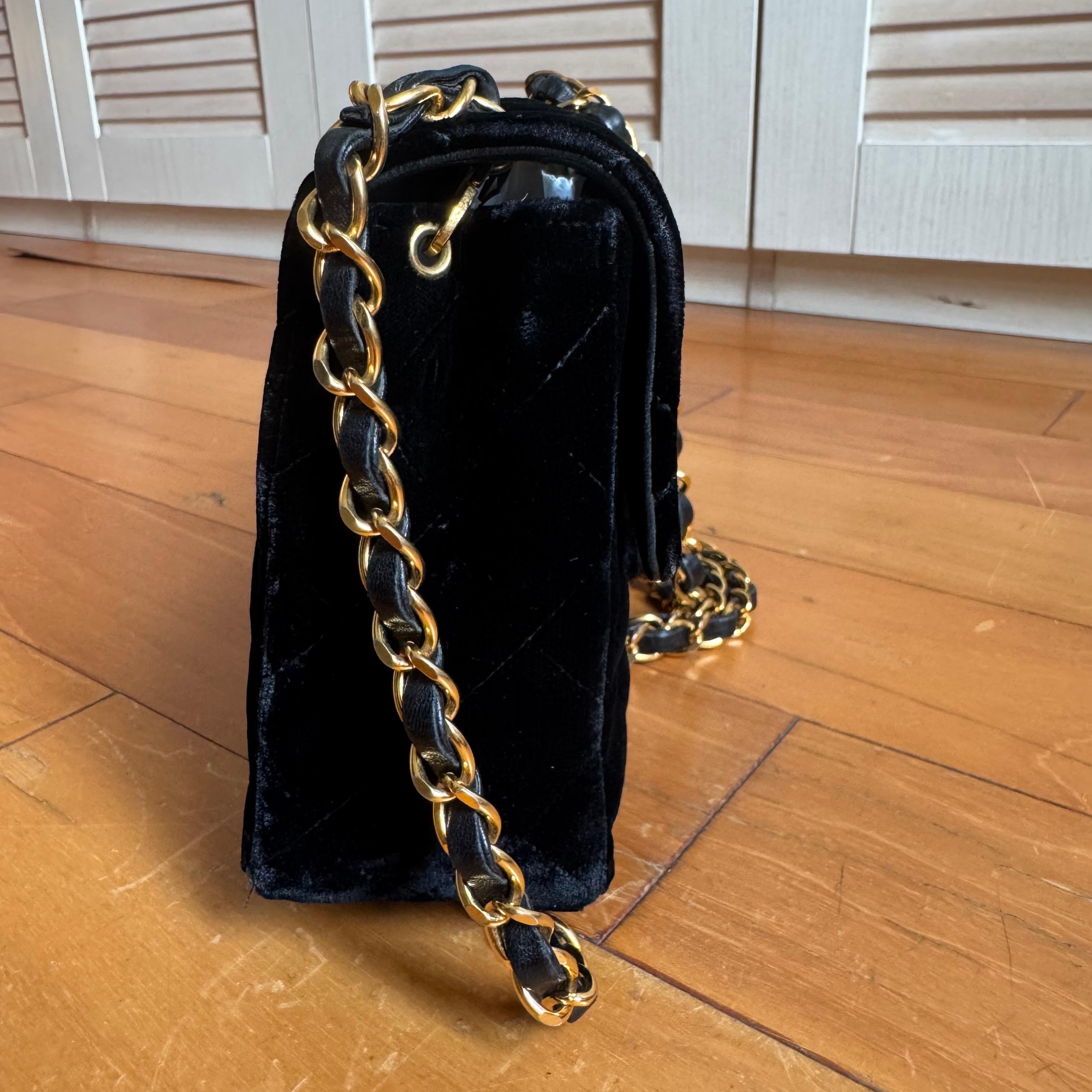 Chanel Classic Flap Mini Square Vintage Black Velvet 24k Gold Hardware 1991-94 Pour femmes en vente