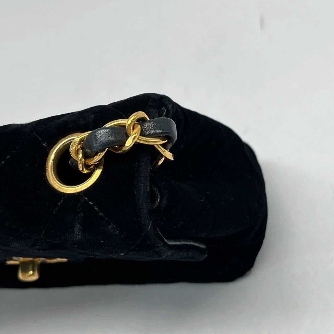 Chanel Classic Flap Mini Square Vintage Black Velvet 24k Gold Hardware 1991-94 en vente 4