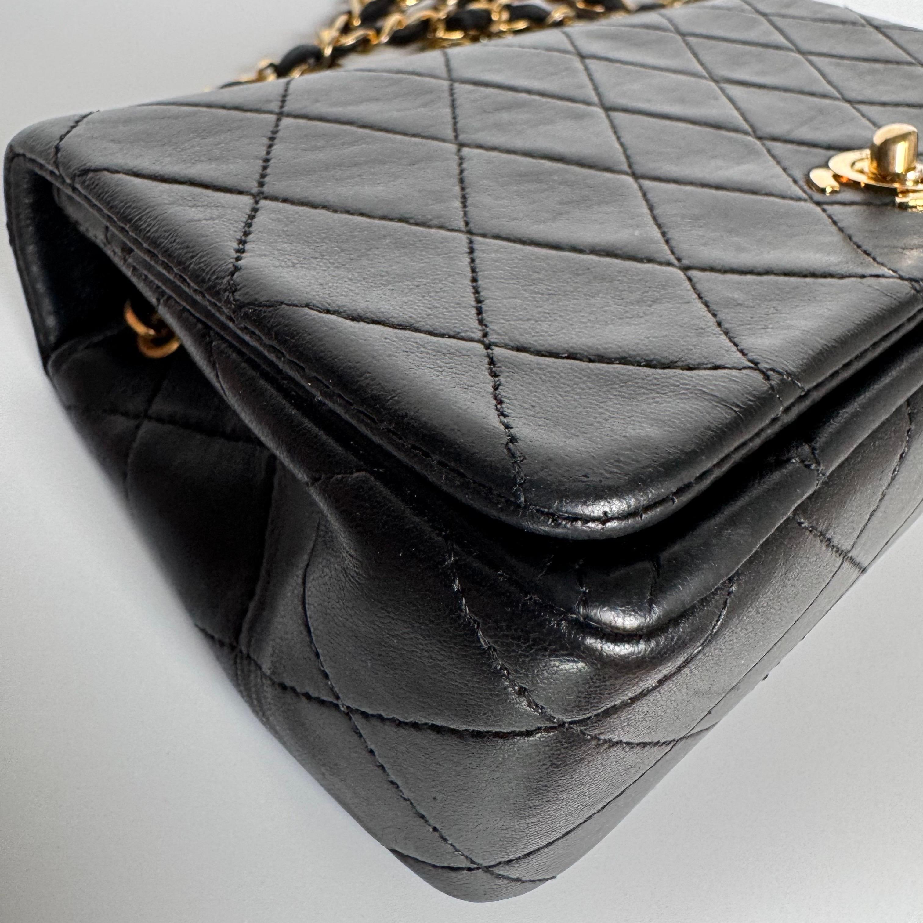 Chanel Classic Flap Mini Vintage 1989-1991 Schwarzes Lammfell-Leder mit 24k Gold im Angebot 6