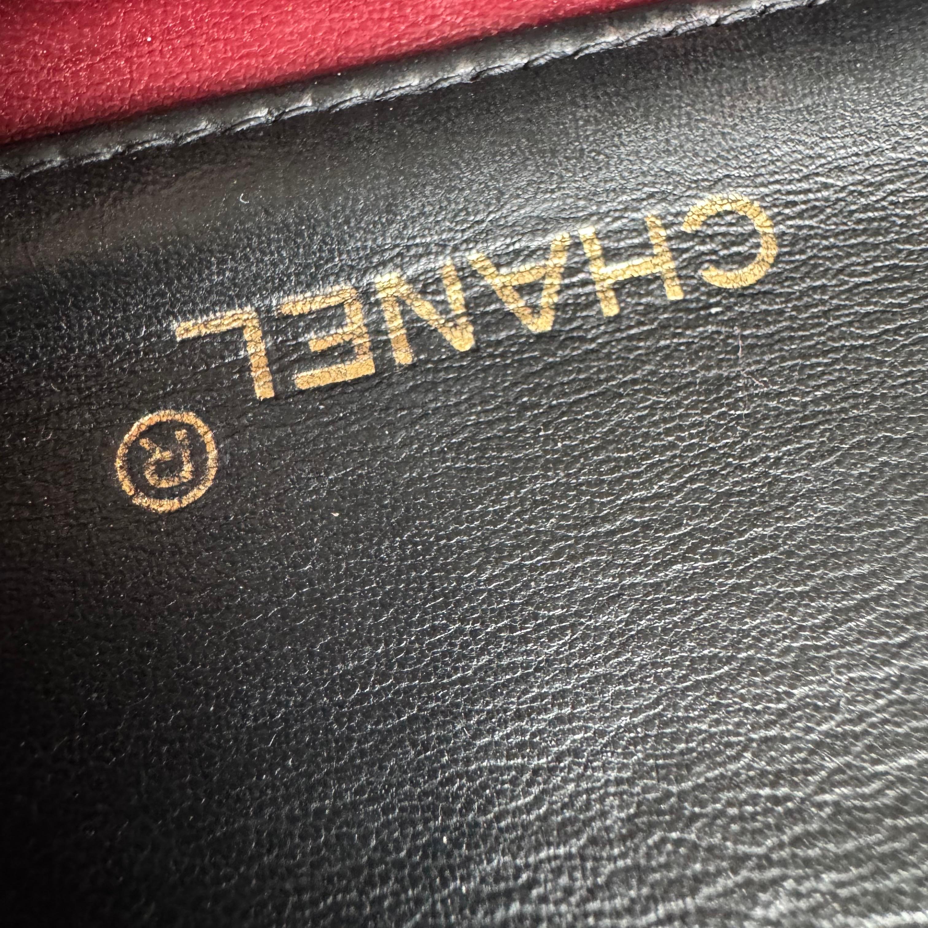 Chanel Classic Flap Mini Vintage 1989-1991 Schwarzes Lammfell-Leder mit 24k Gold im Angebot 9