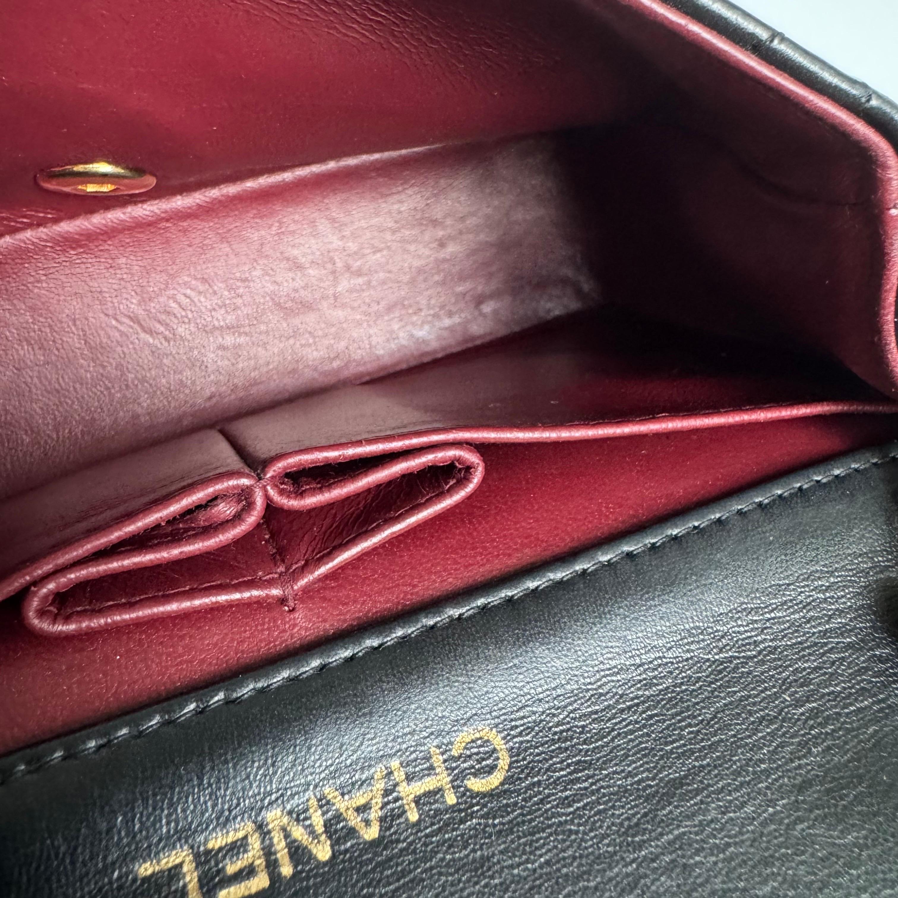 Chanel Classic Flap Mini Vintage 1989-1991 Schwarzes Lammfell-Leder mit 24k Gold im Angebot 11