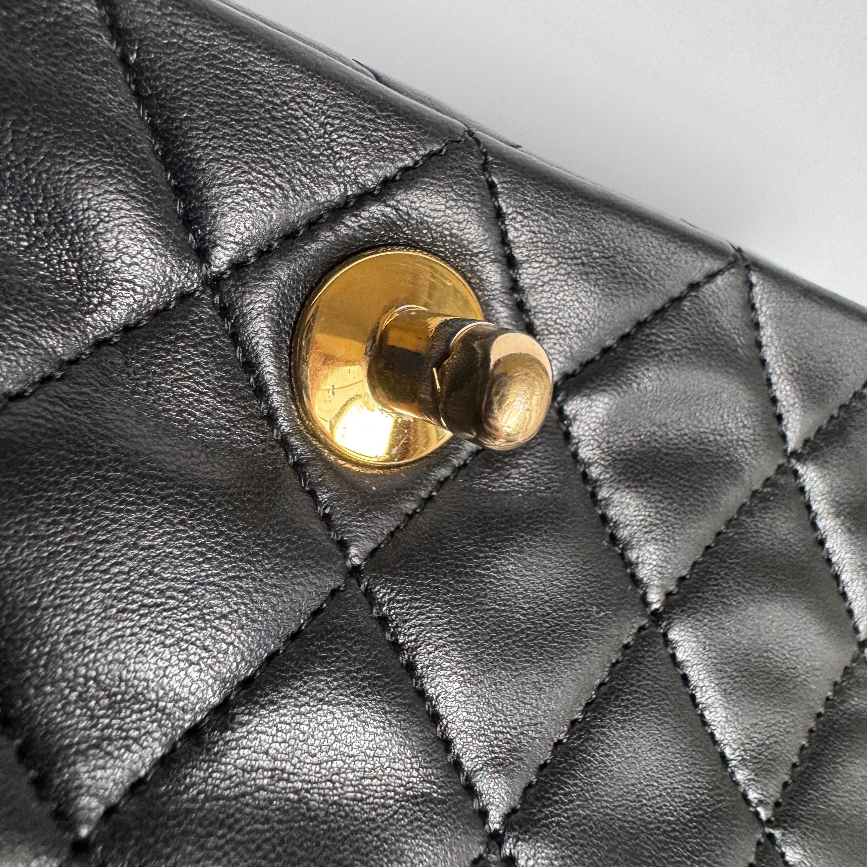 Chanel Classic Flap Mini Vintage 1989-1991 Schwarzes Lammfell-Leder mit 24k Gold im Angebot 16